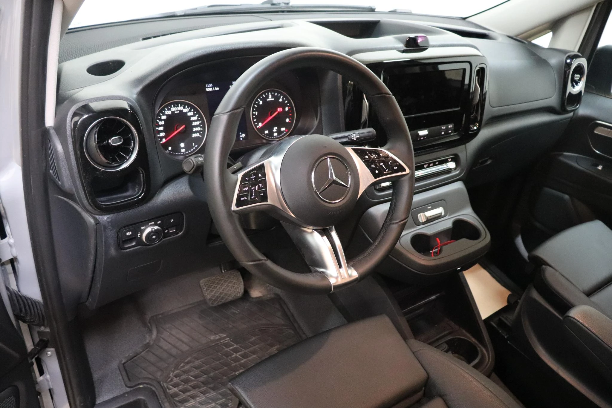 Mercedes-Benz-Vito-image-12