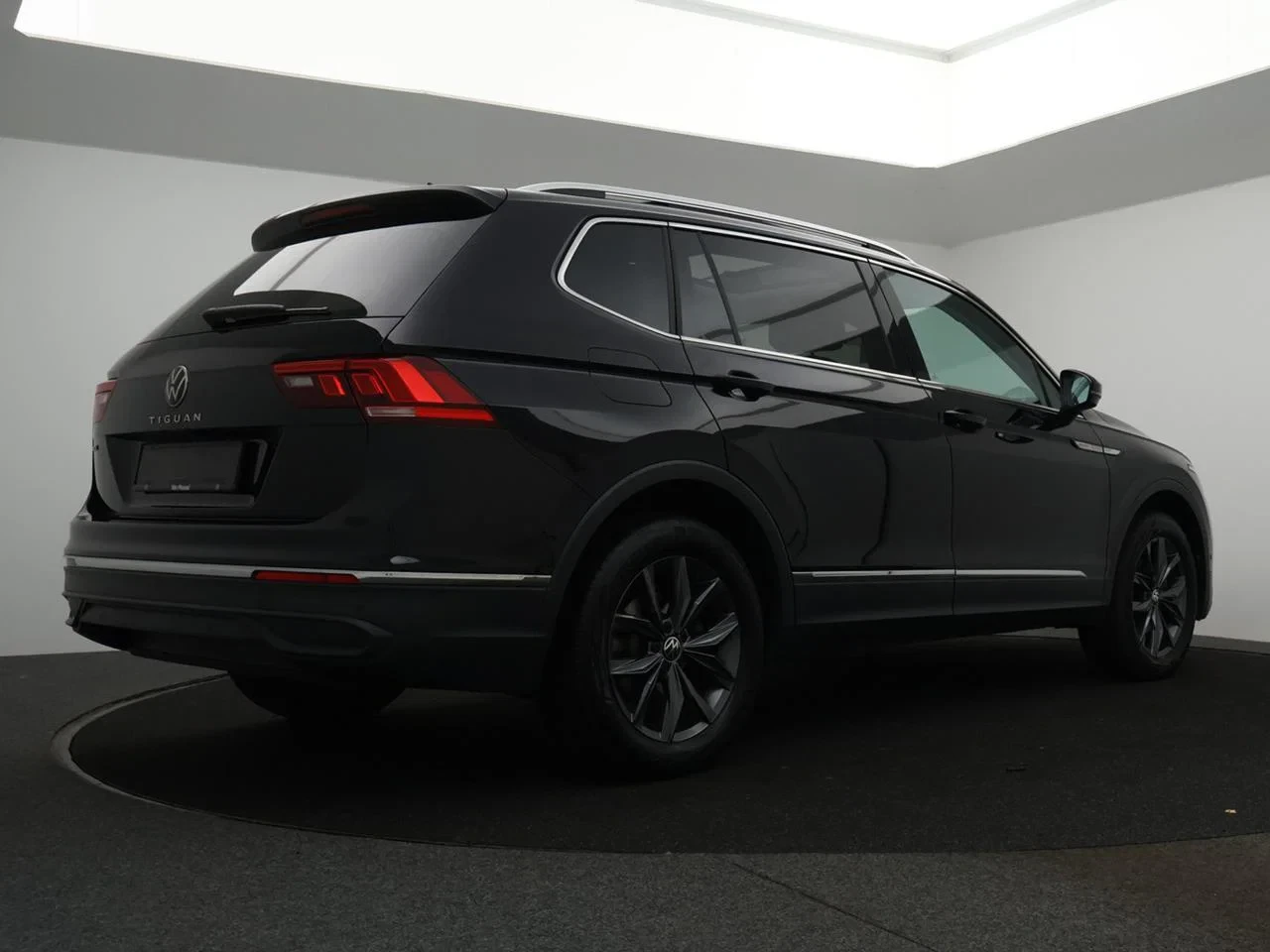 Volkswagen-Tiguan Allspace-image-4