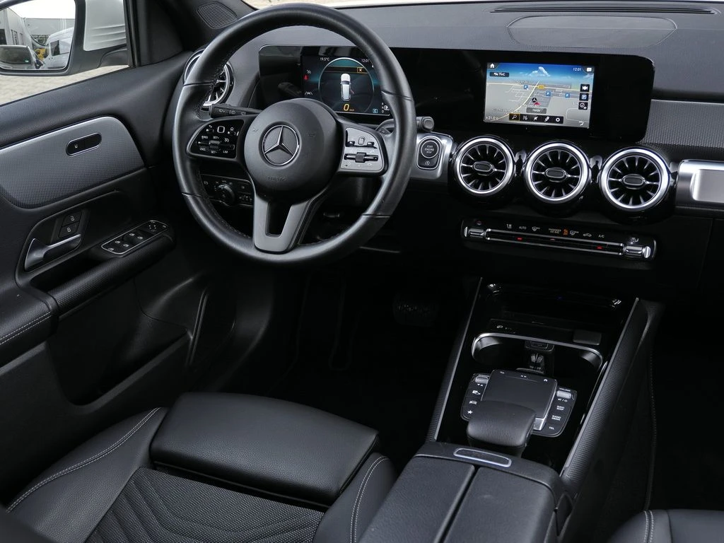 Mercedes-Benz-GLB 200-image-9