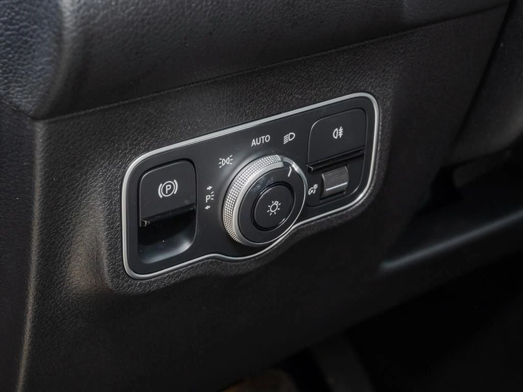 Mercedes-Benz-GLB 200 d-image-15