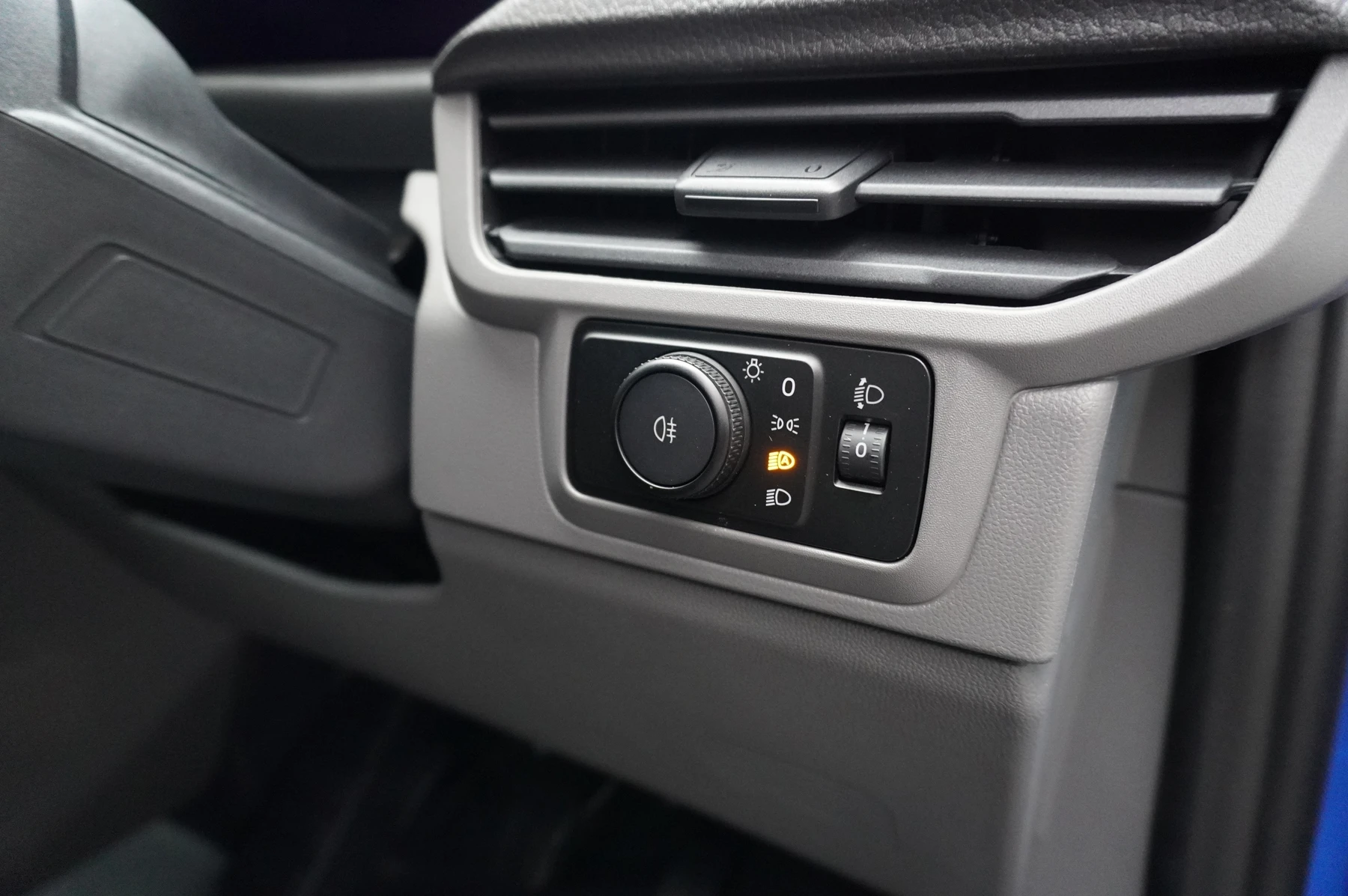 Volkswagen-Transporter-image-38