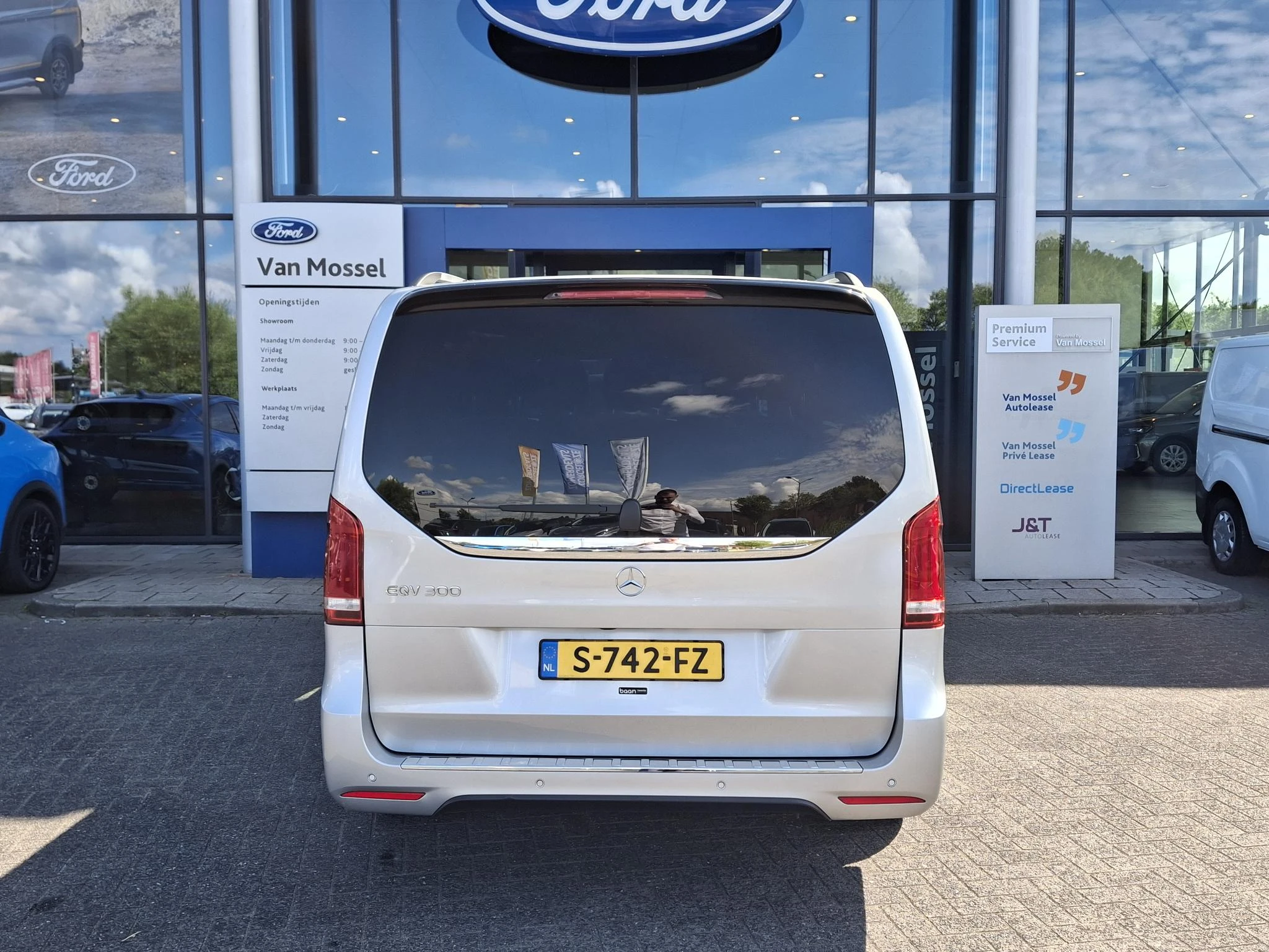 Mercedes-Benz-EQV-image-5
