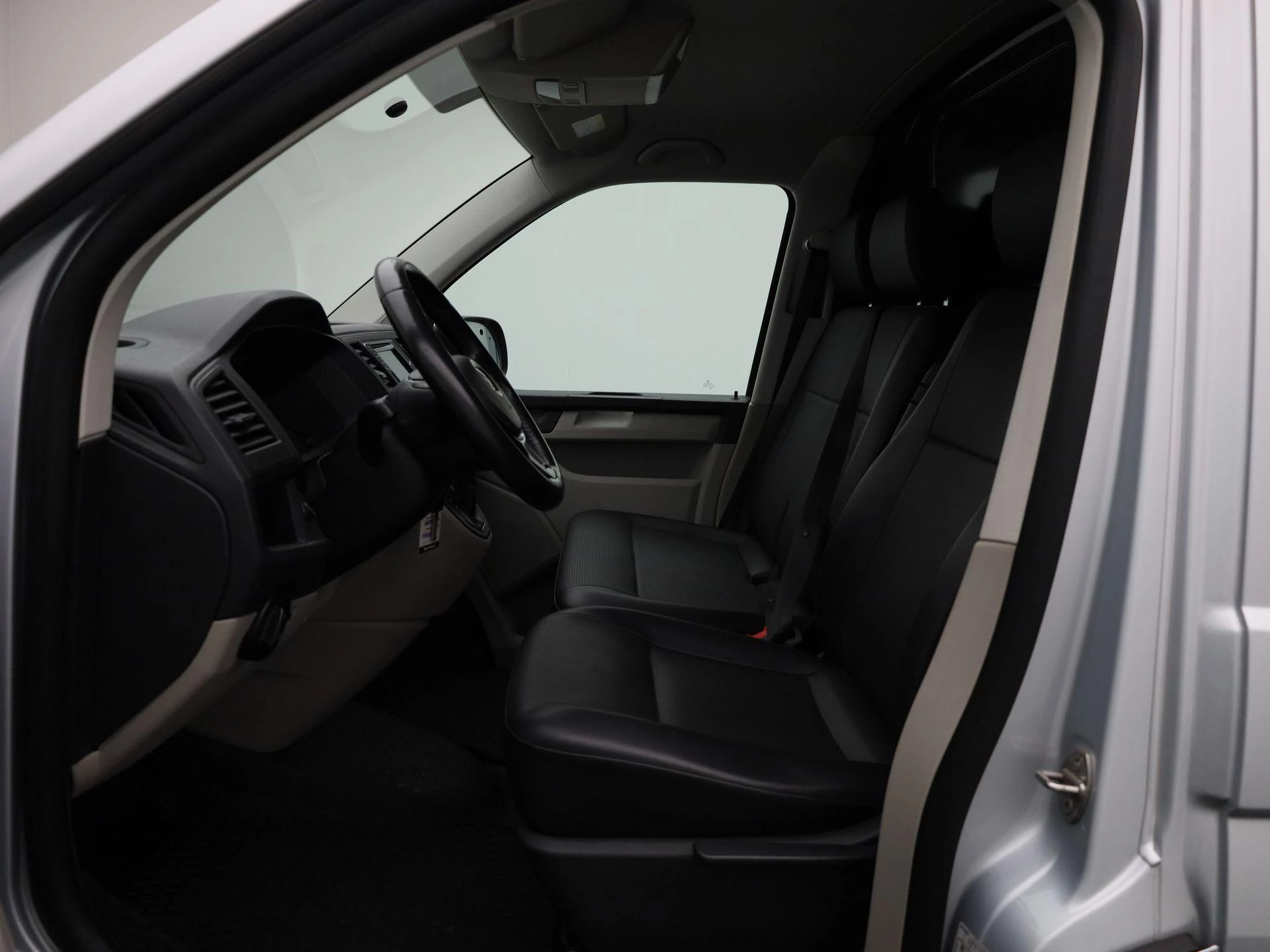 Volkswagen-Transporter-image-6