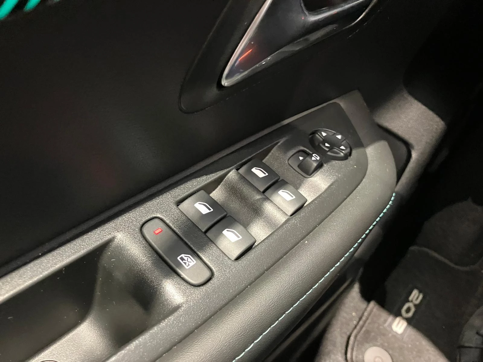 Peugeot-e-208-image-17