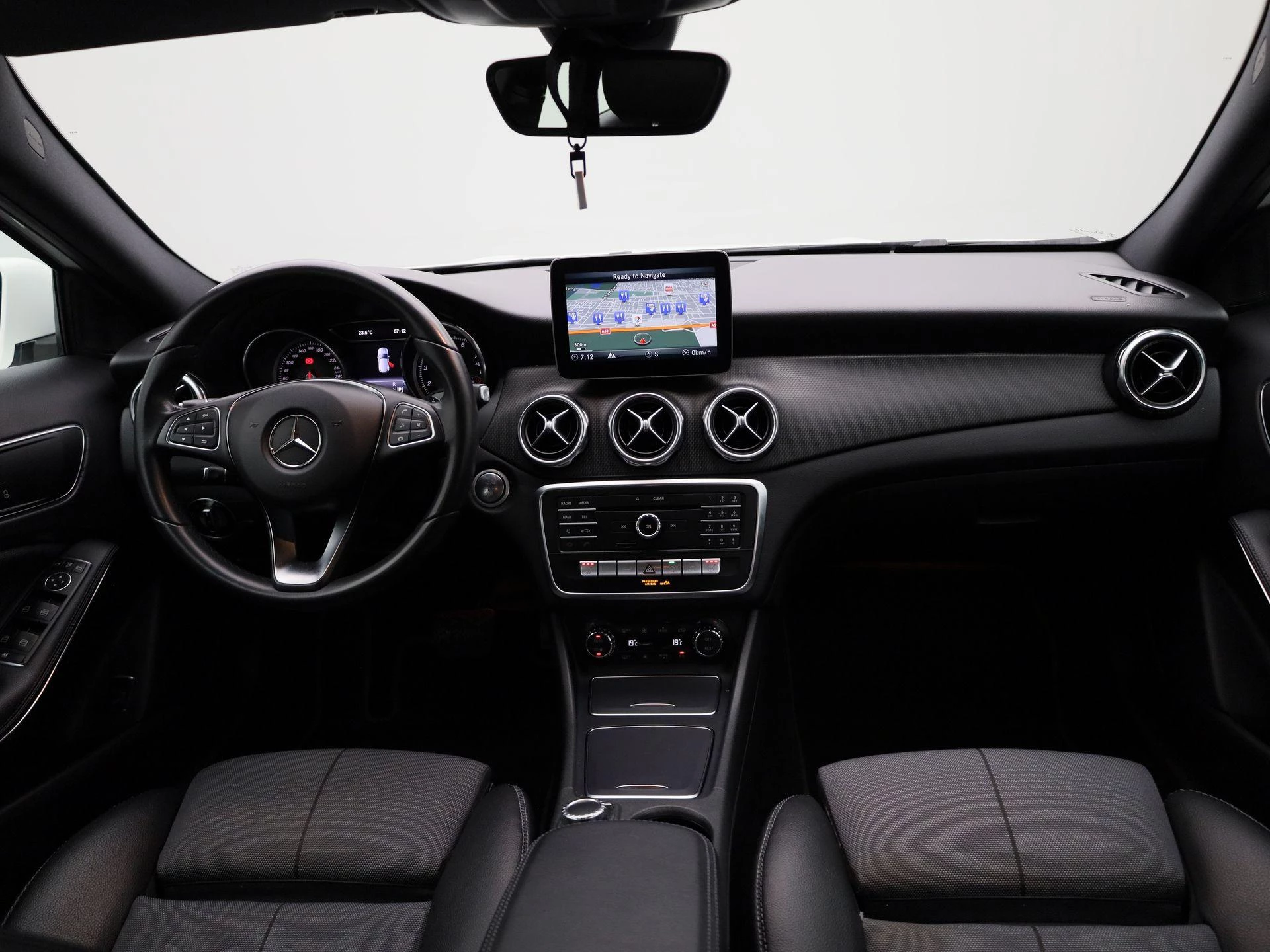 Mercedes-Benz-GLA-image-37