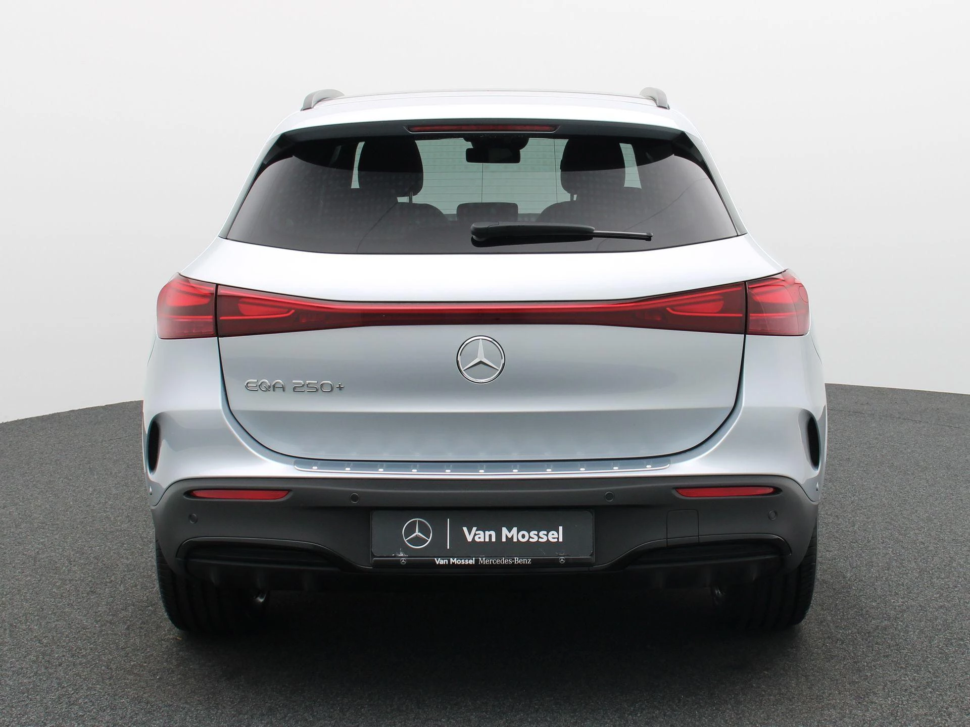 Mercedes-Benz-EQA-image-4