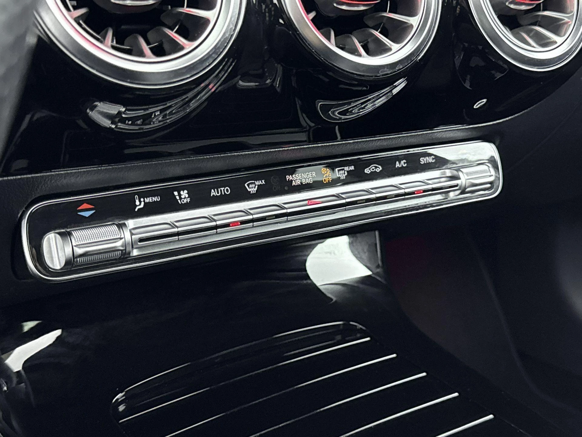 Mercedes-Benz-CLA-image-25