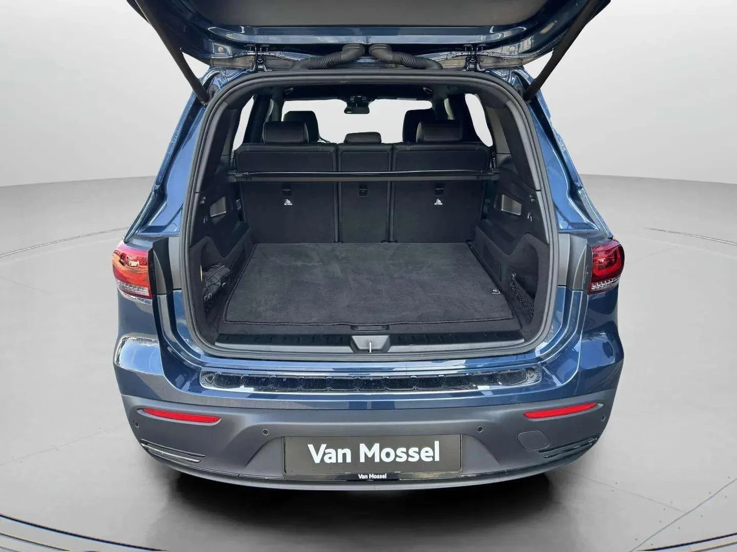 Mercedes-Benz-EQB-image-21