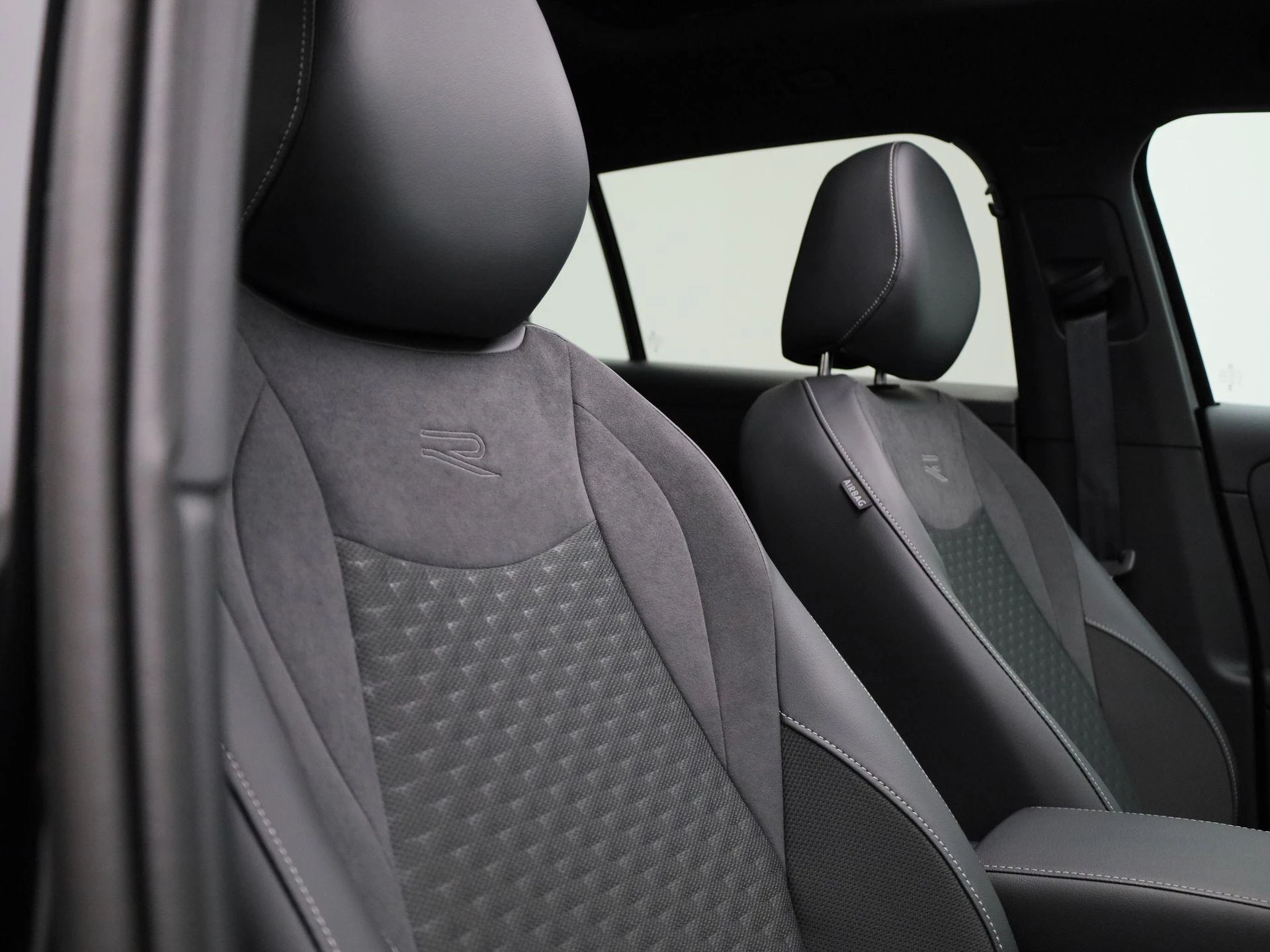 Volkswagen-T-Roc-image-39