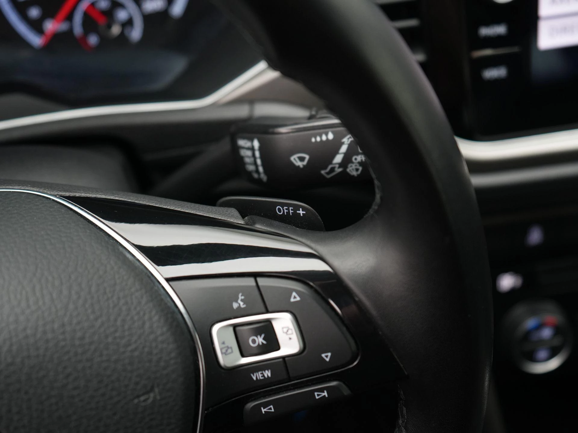 Volkswagen-T-Roc-image-25