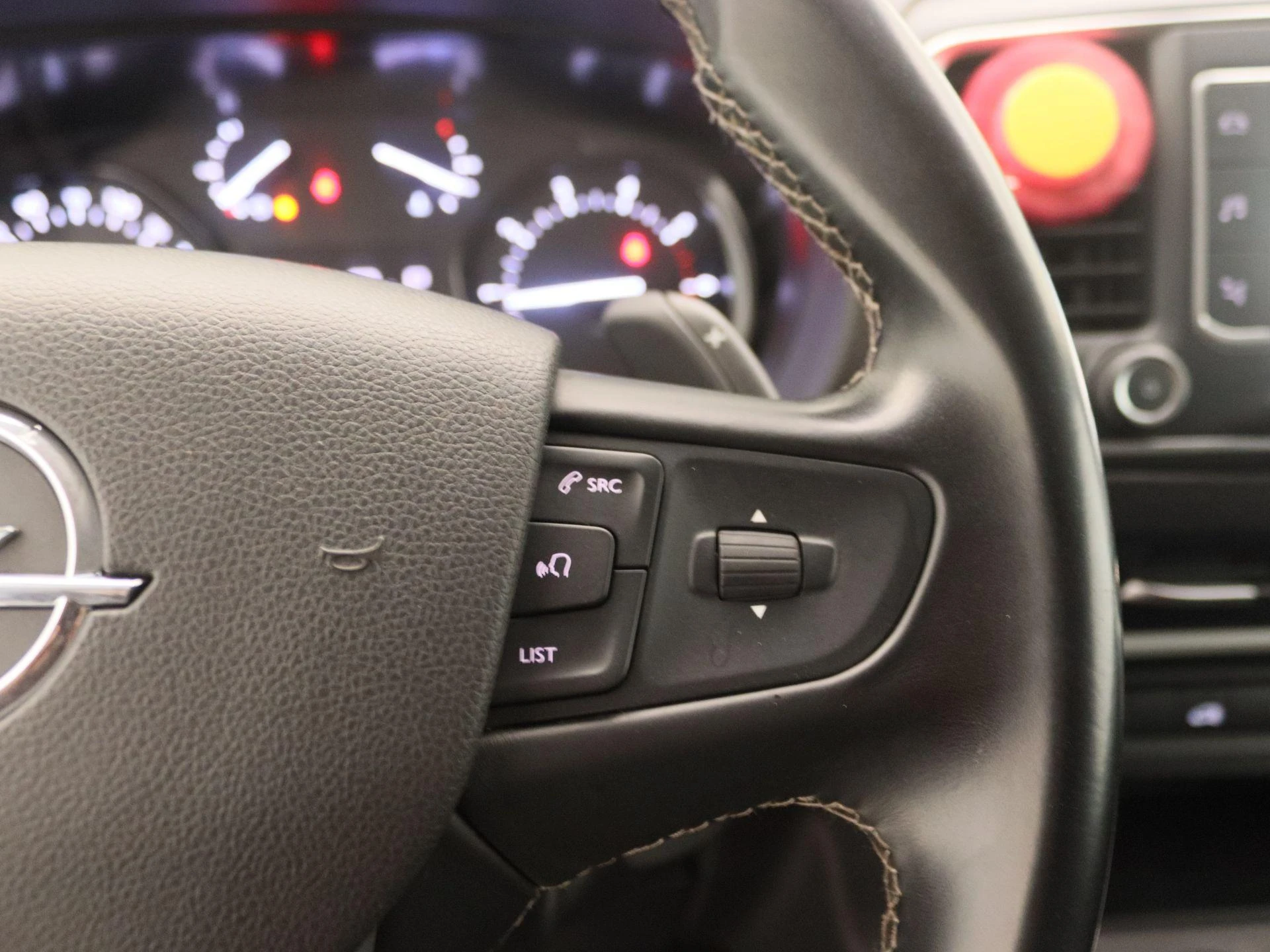 Opel-Vivaro-image-15