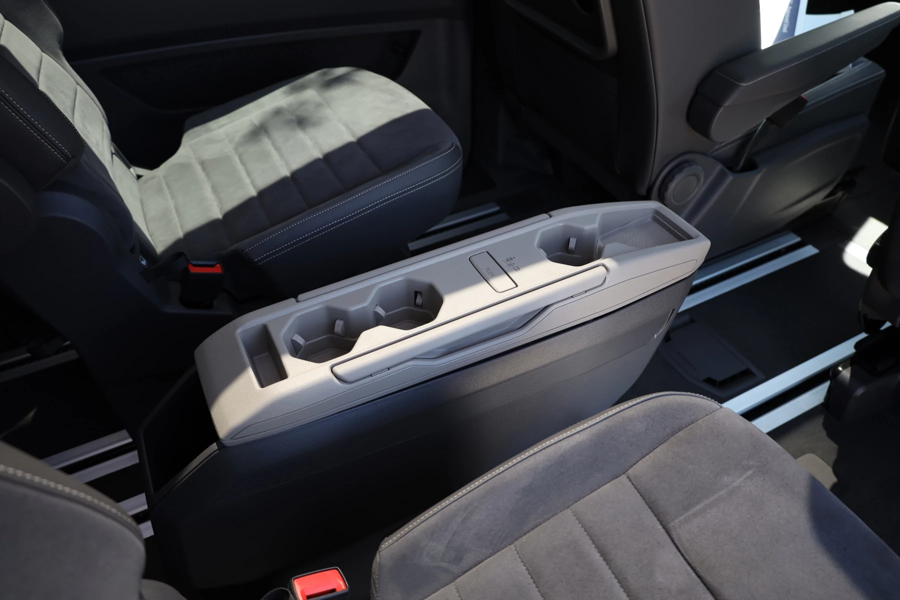 Volkswagen-Multivan-image-28