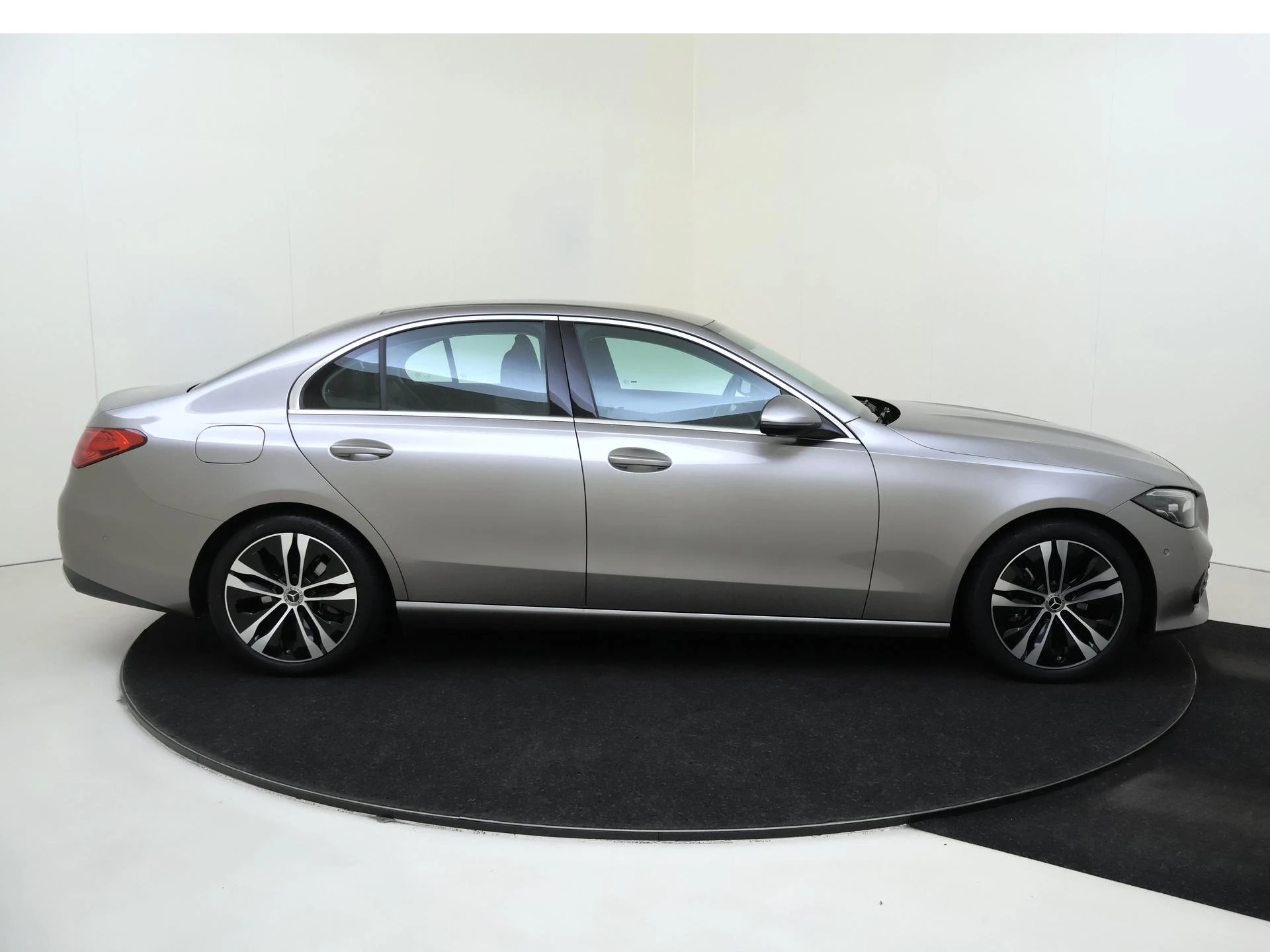 Mercedes-Benz-C-Klasse-image-8