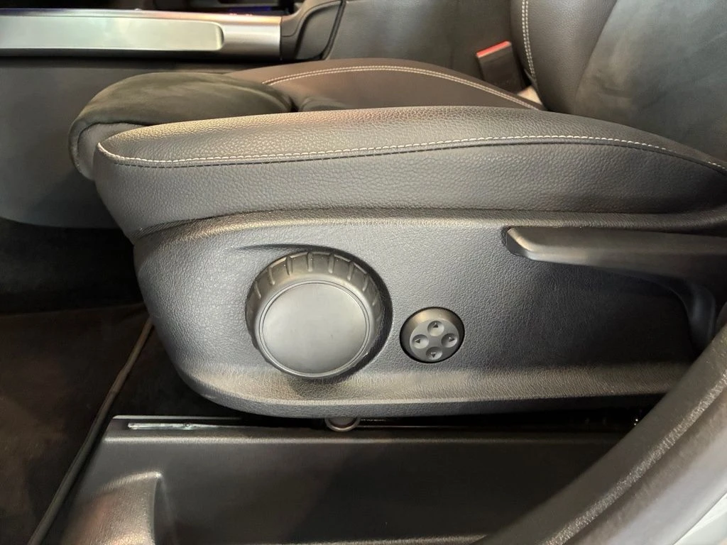Mercedes-Benz-GLB 200-image-8