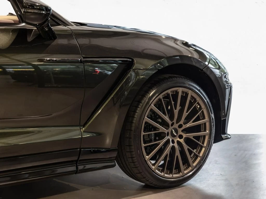 Aston Martin-DBX-image-10