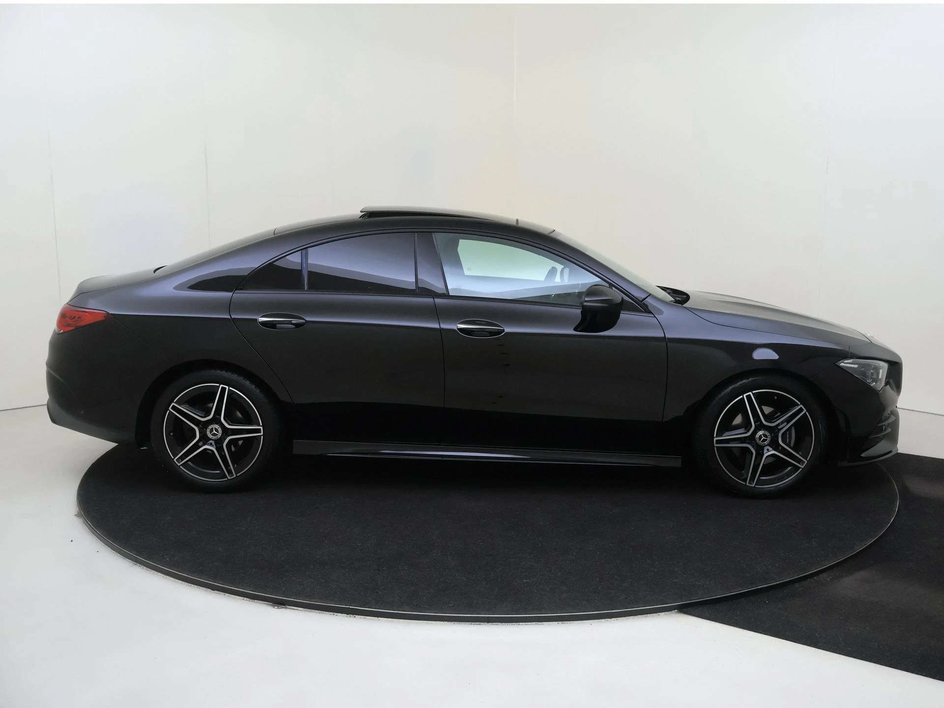 Mercedes-Benz-CLA-image-7