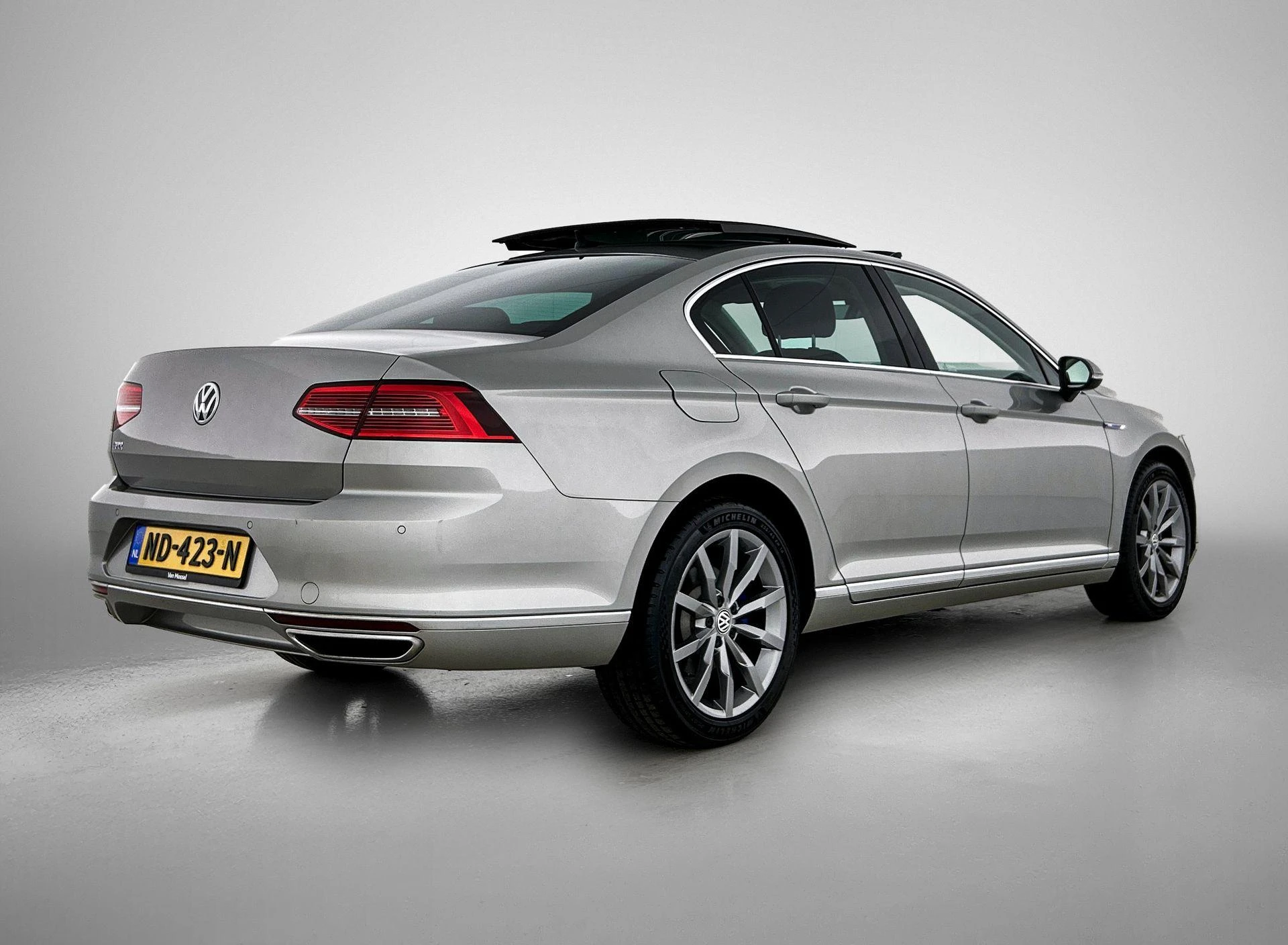 Volkswagen-Passat-image-3