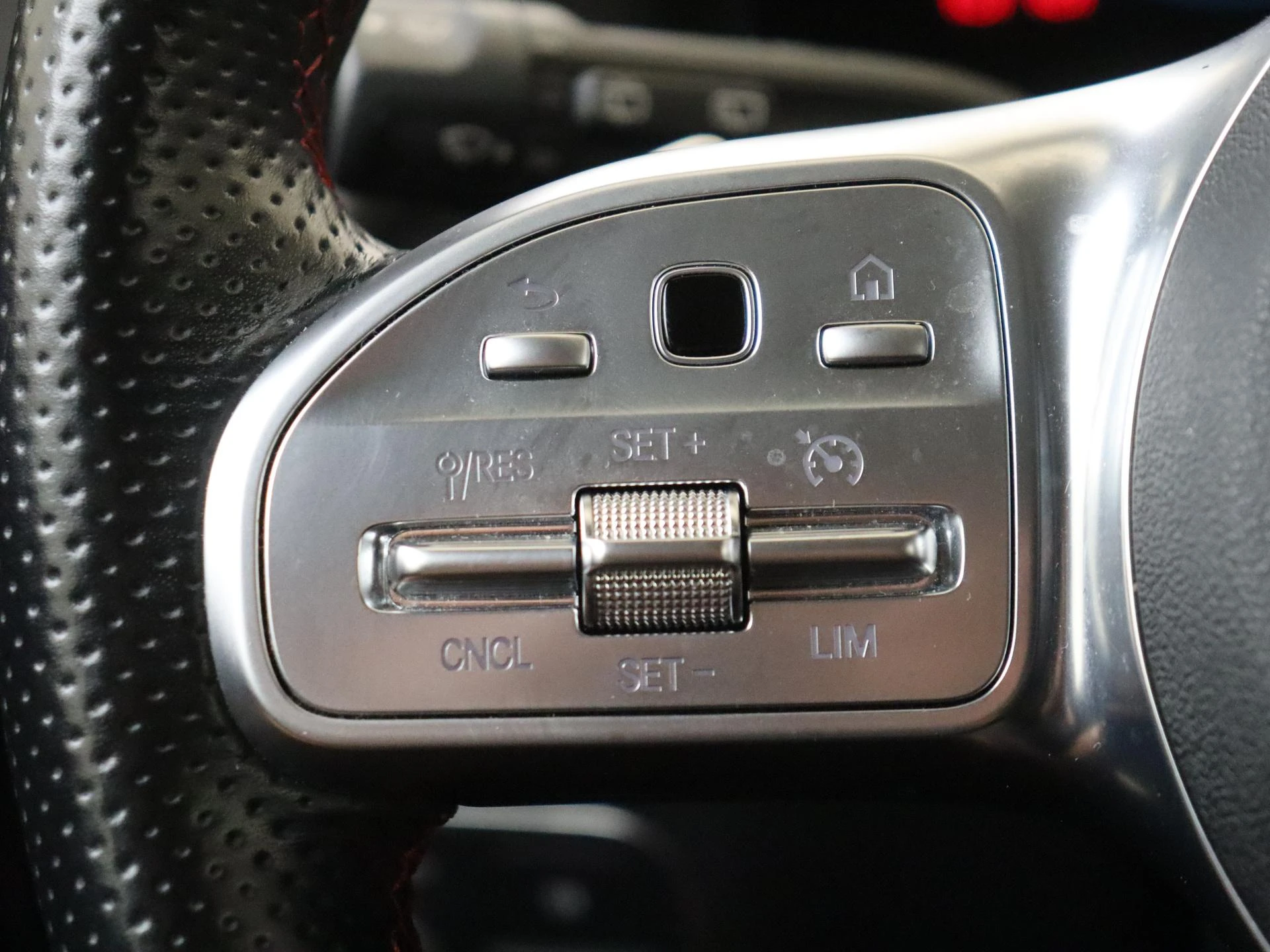 Mercedes-Benz-GLA-image-11