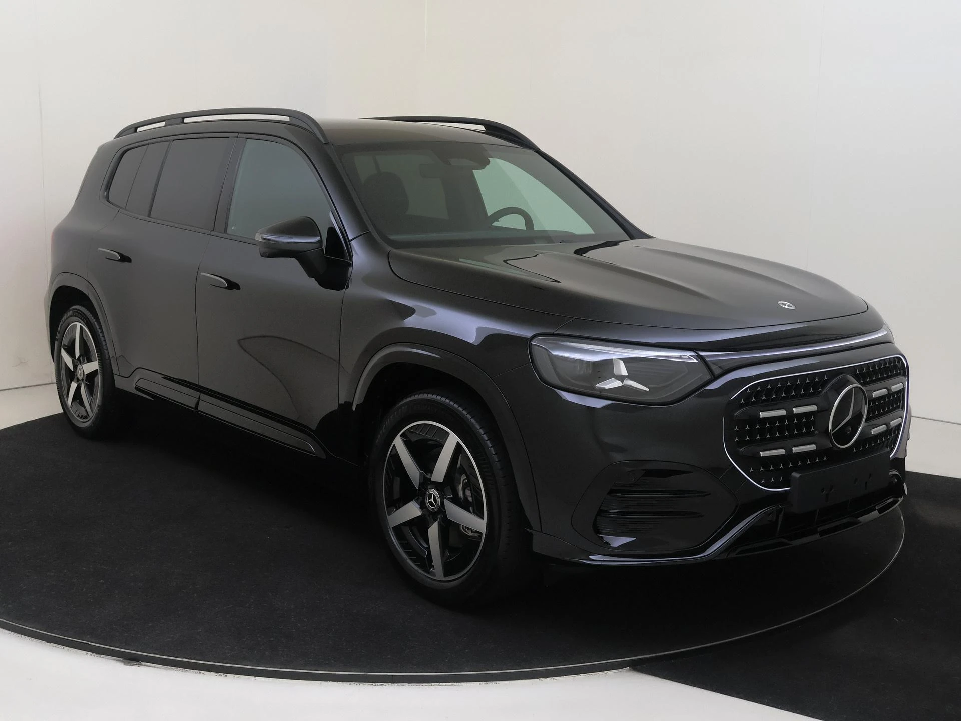 Mercedes-Benz-GLB-image-1