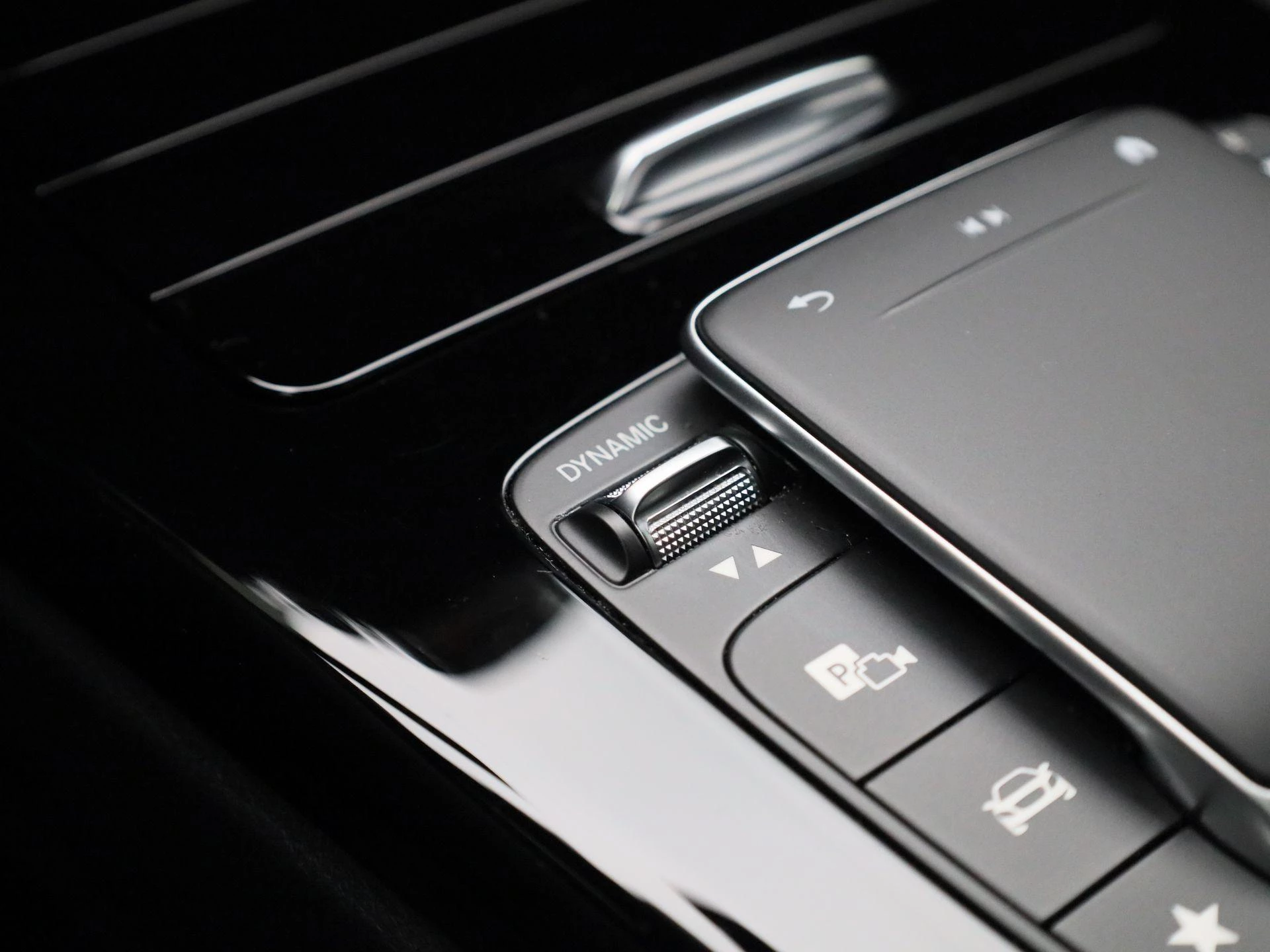 Mercedes-Benz-CLA-image-18