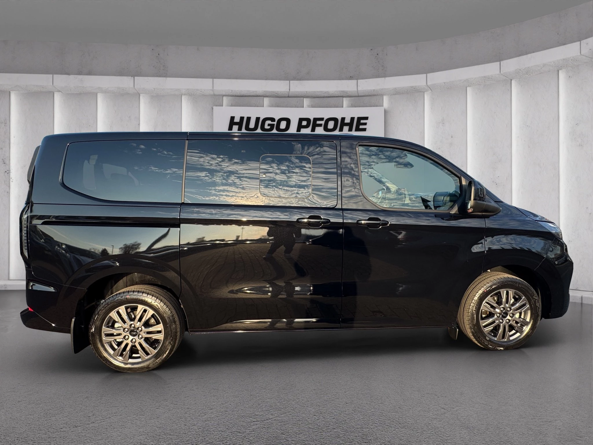Ford Tourneo Custom Titanium 320 L1 2.0 l EcoBlue. 8-Gang-Automatikgetriebe. Frontantrieb