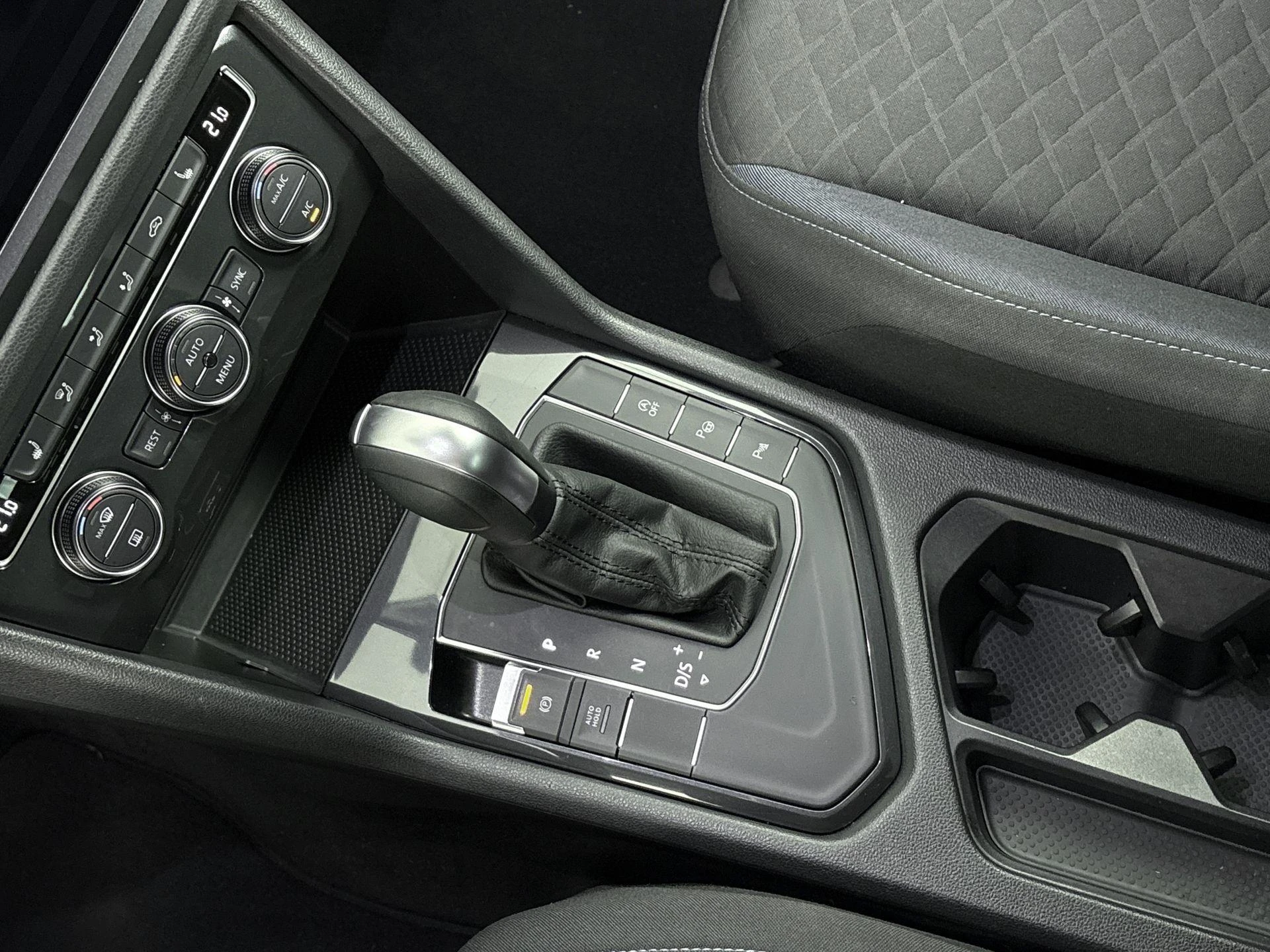 Volkswagen-Tiguan-image-25