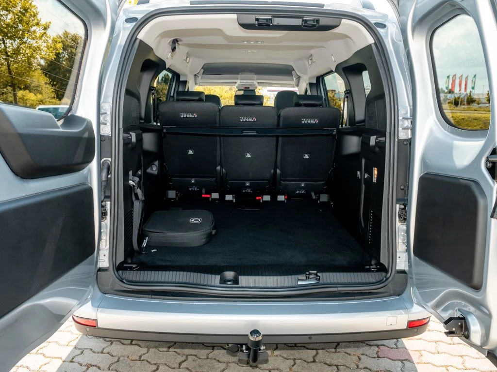Mercedes-Benz-EQT 200-image-14