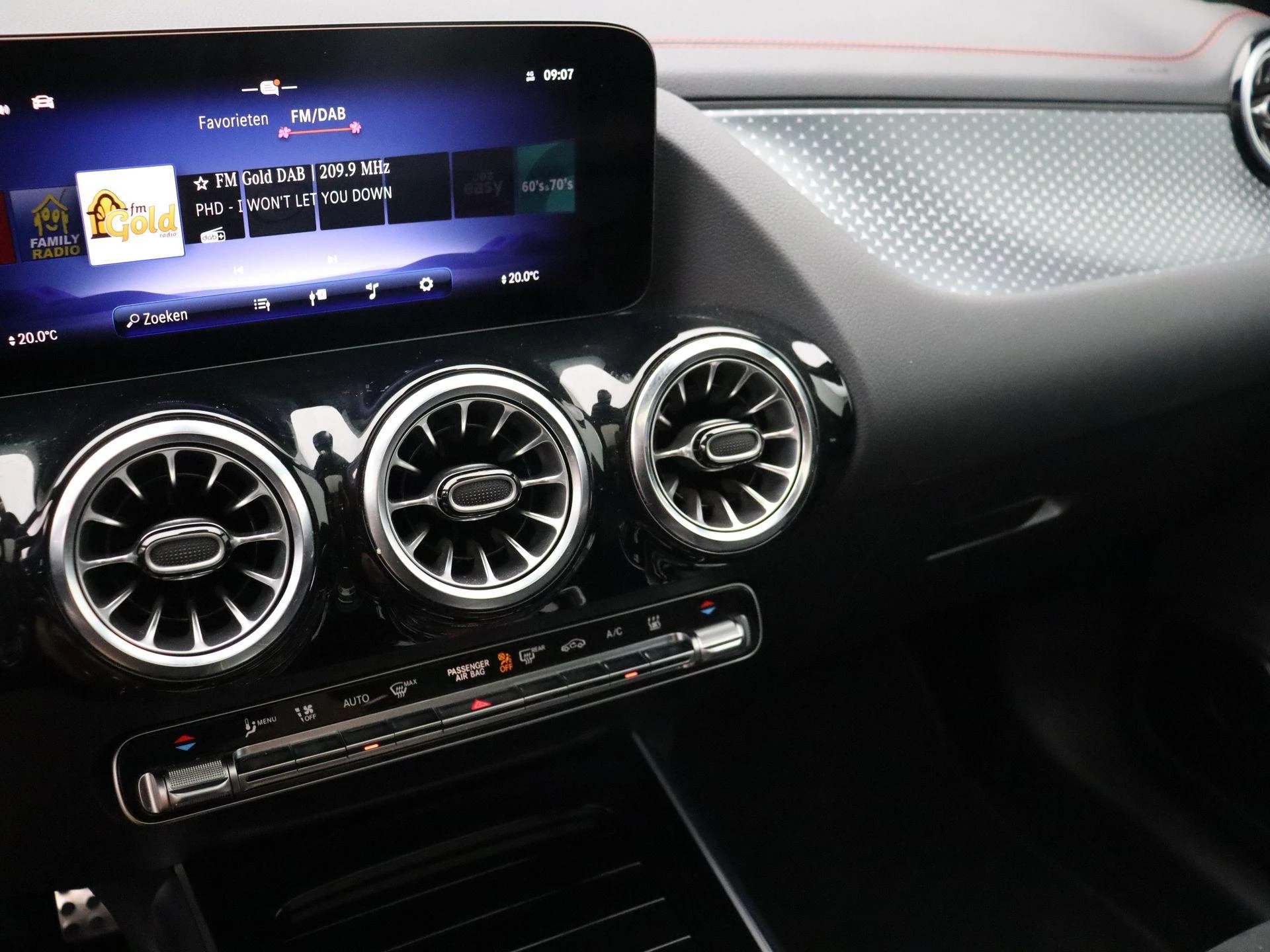 Mercedes-Benz-EQA-image-13