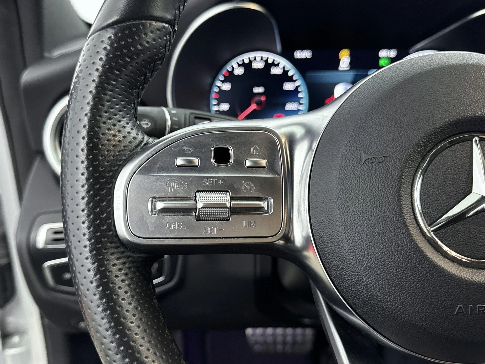 Mercedes-Benz-C-Klasse-image-14