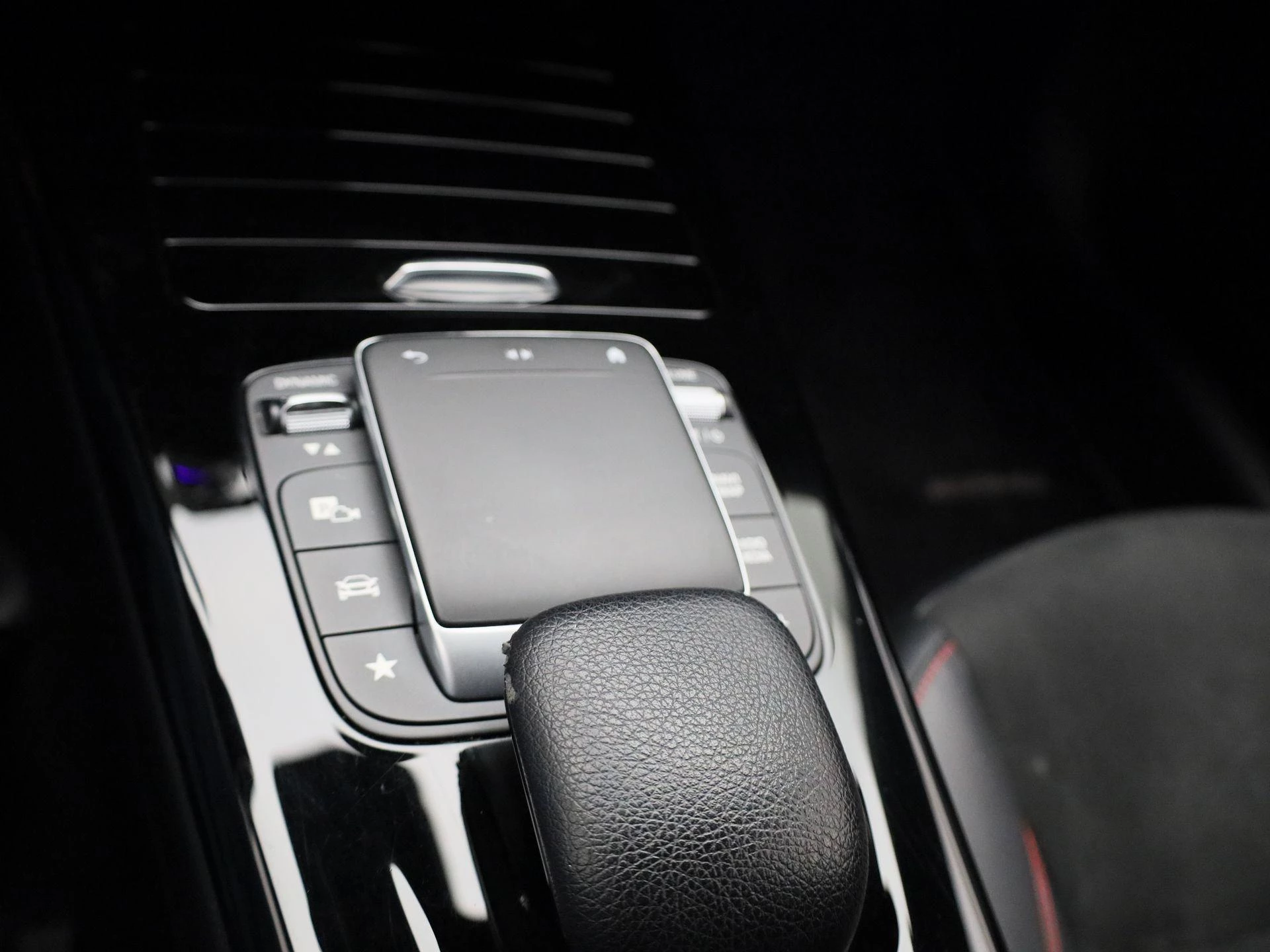 Mercedes-Benz-CLA-image-27