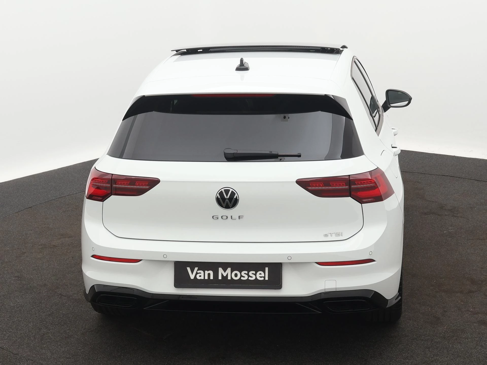 Volkswagen-Golf-image-4