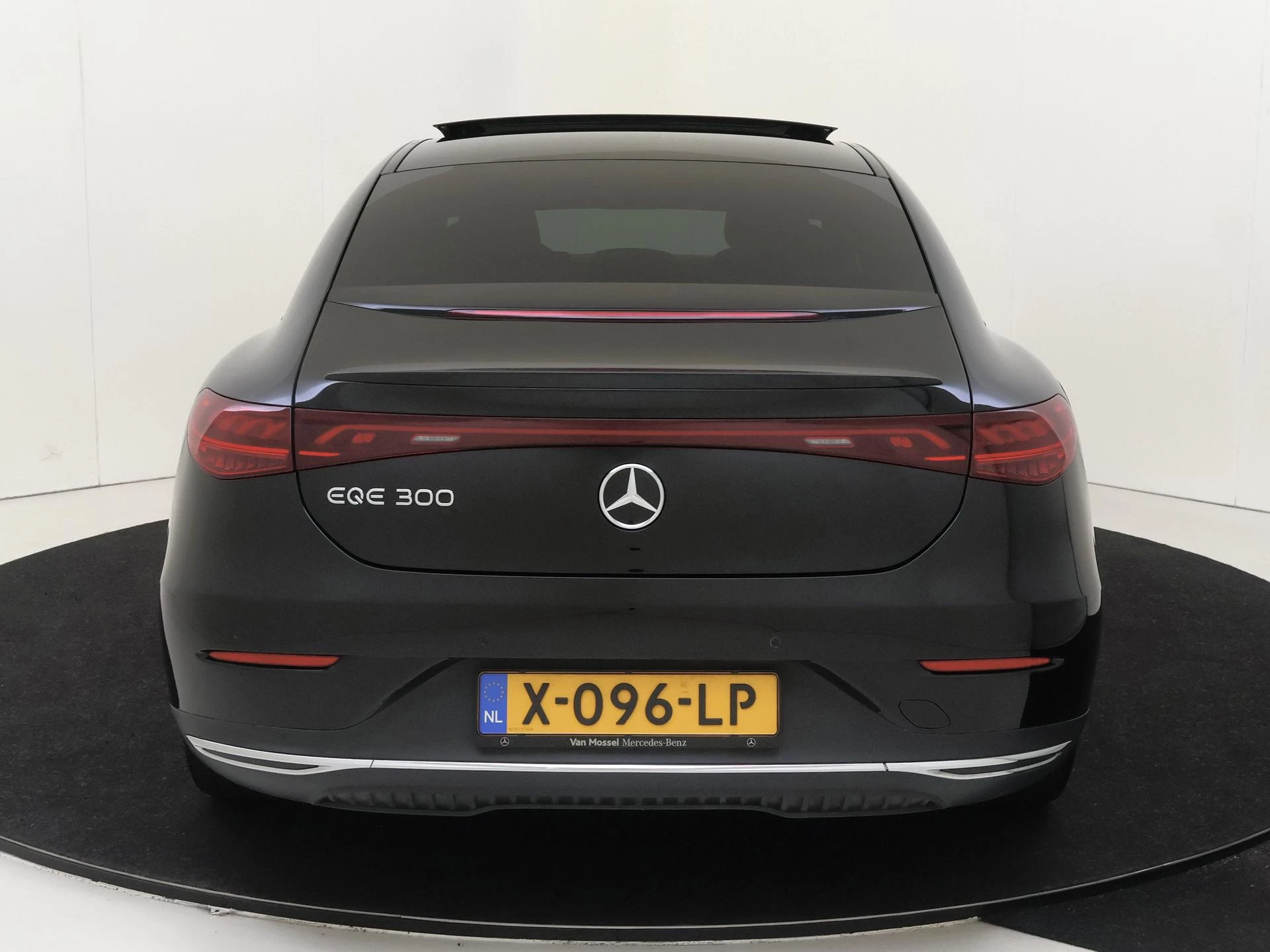 Mercedes-Benz-EQE-image-7