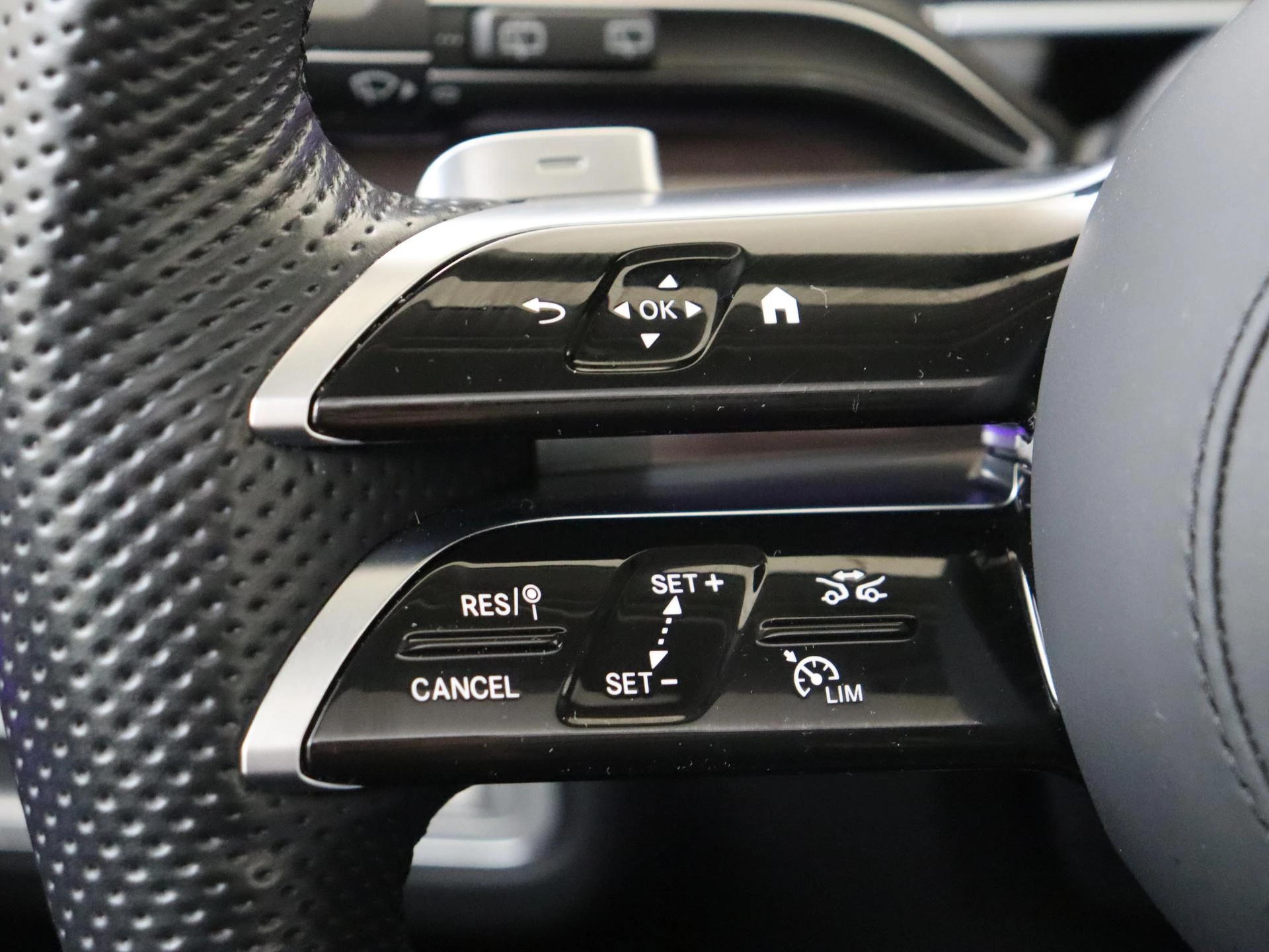 Mercedes-Benz-GLS-image-17