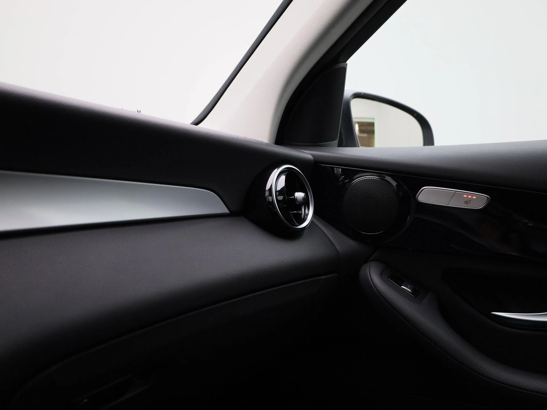 Mercedes-Benz-GLC-image-25