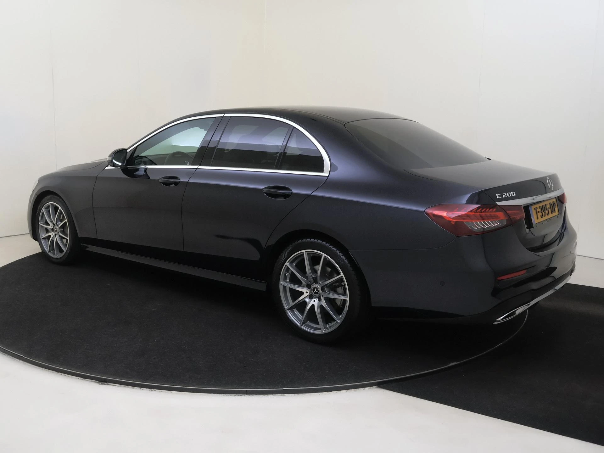 Mercedes-Benz-E-Klasse-image-2