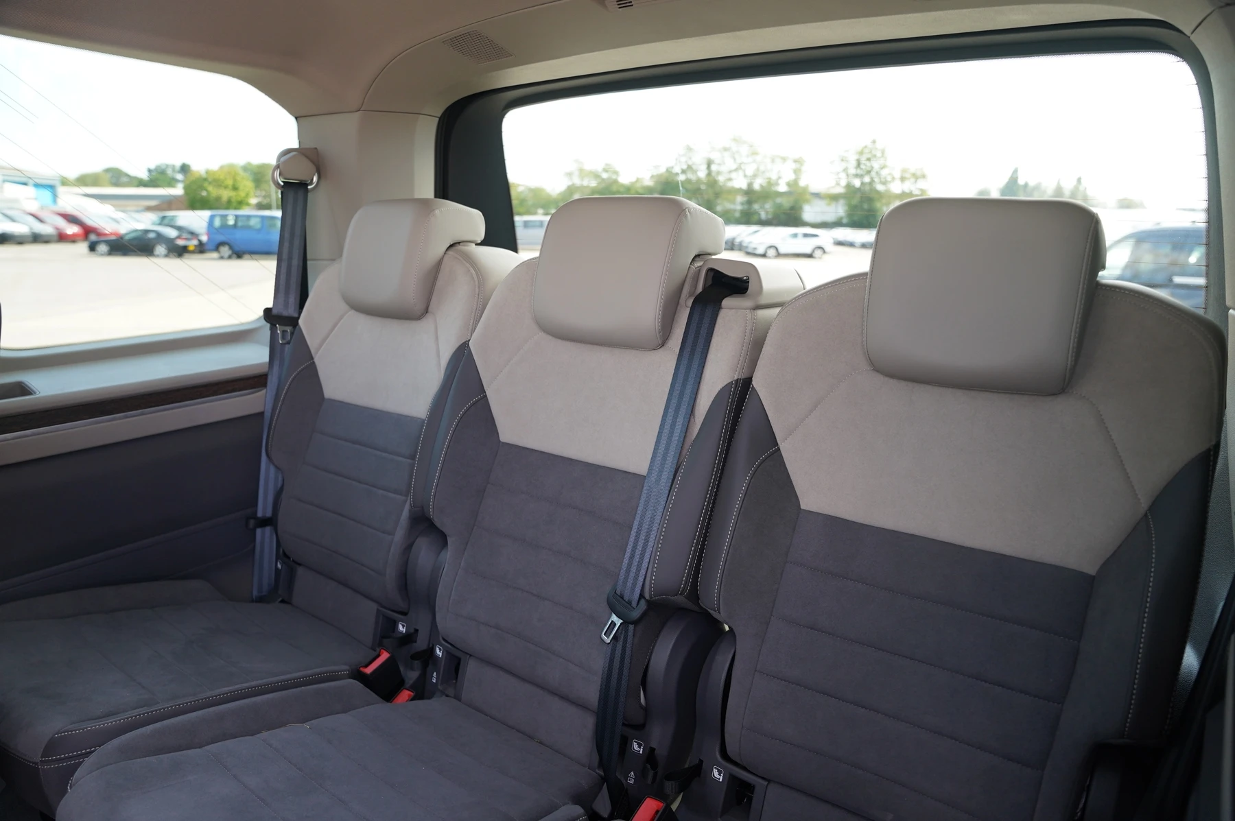 Volkswagen-Multivan-image-29