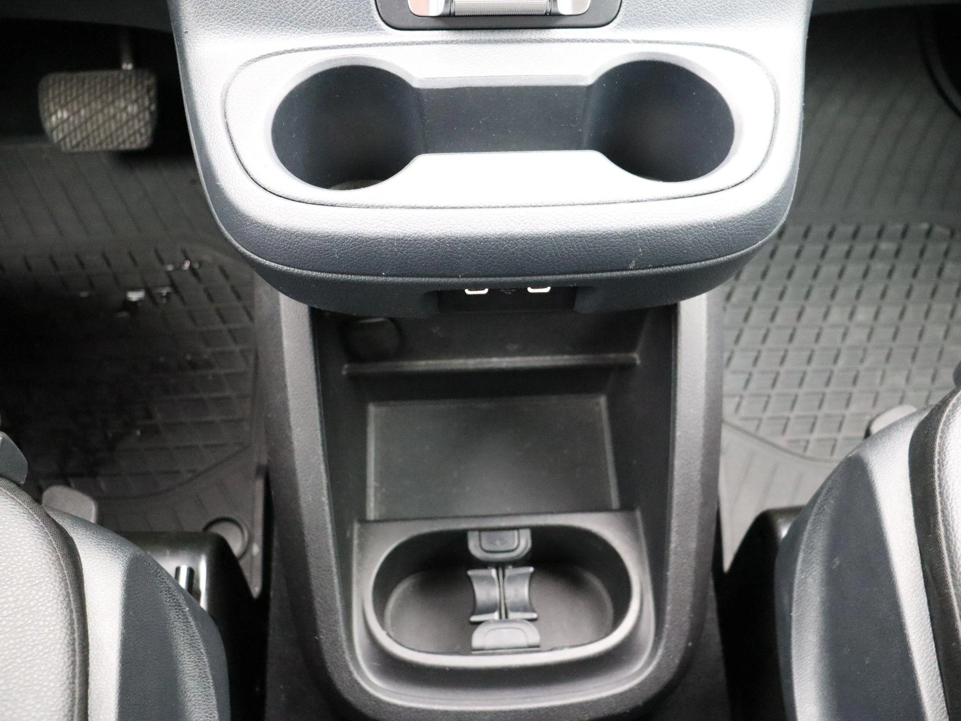 Mercedes-Benz-Vito-image-18