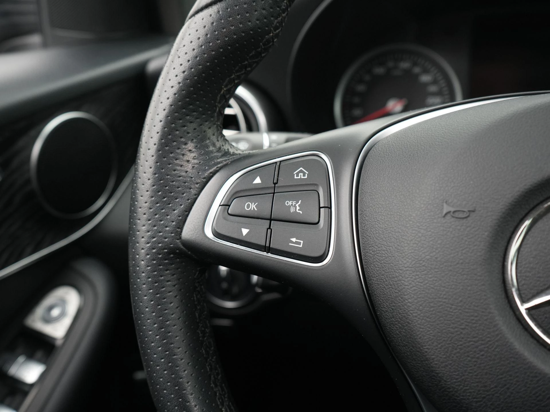 Mercedes-Benz-GLC-image-21