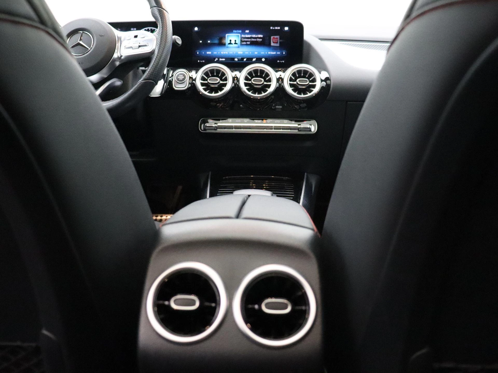 Mercedes-Benz GLA 250e Amg Line + MULTIBEAM + PANO DAK + CARPLAY + TREKHAAK +
