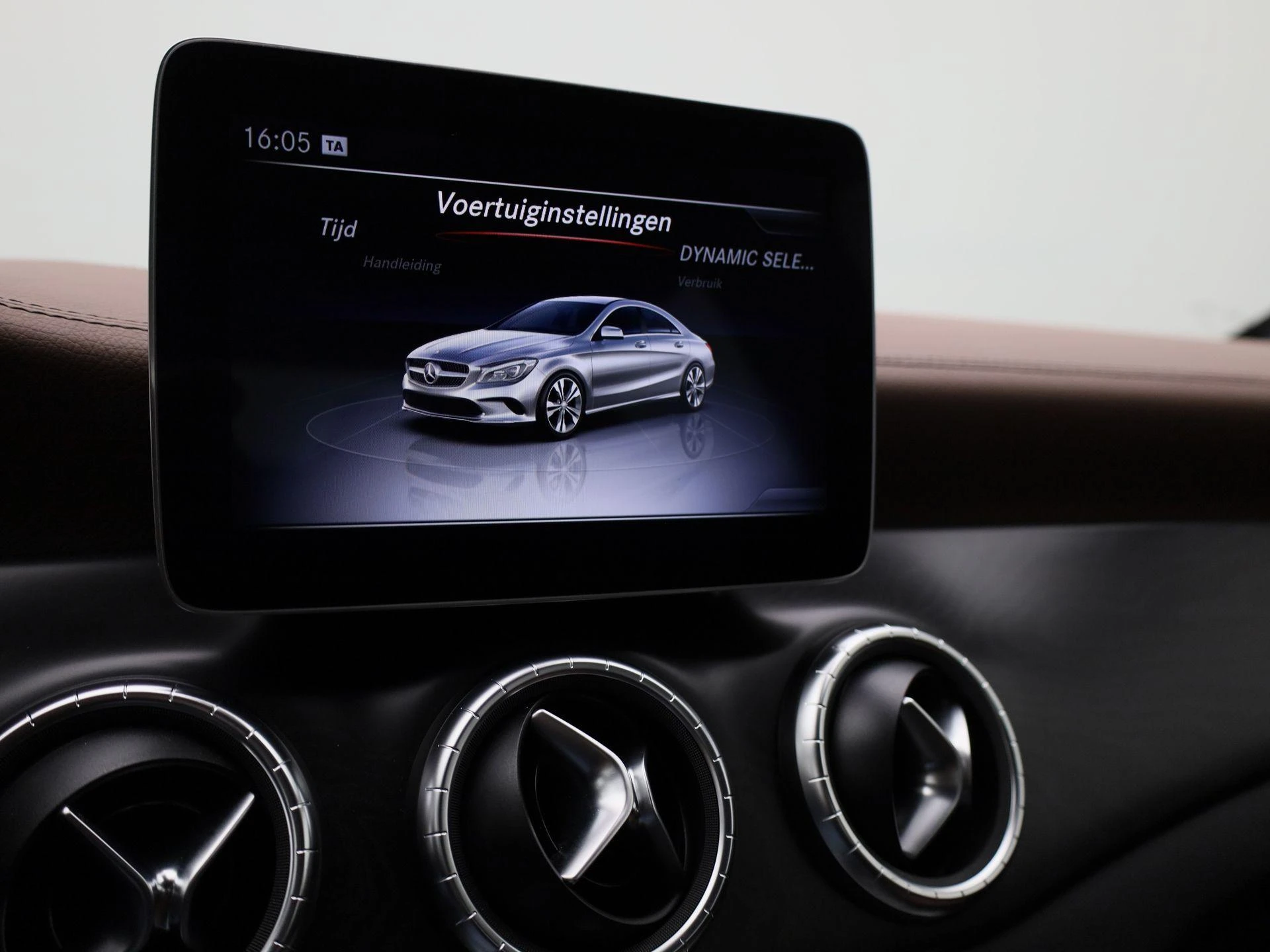 Mercedes-Benz-CLA-image-25