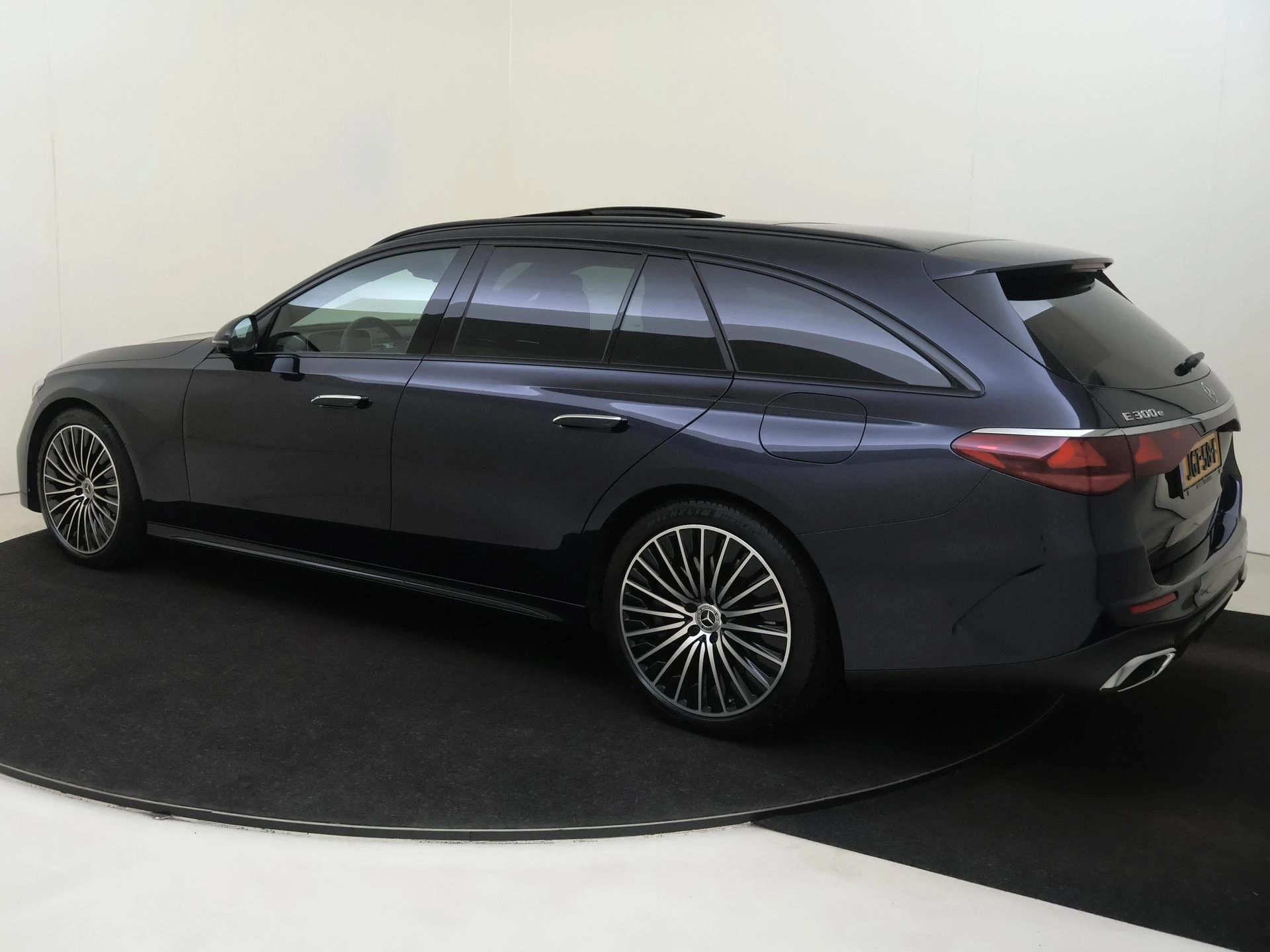 Mercedes-Benz-E-Klasse-image-2