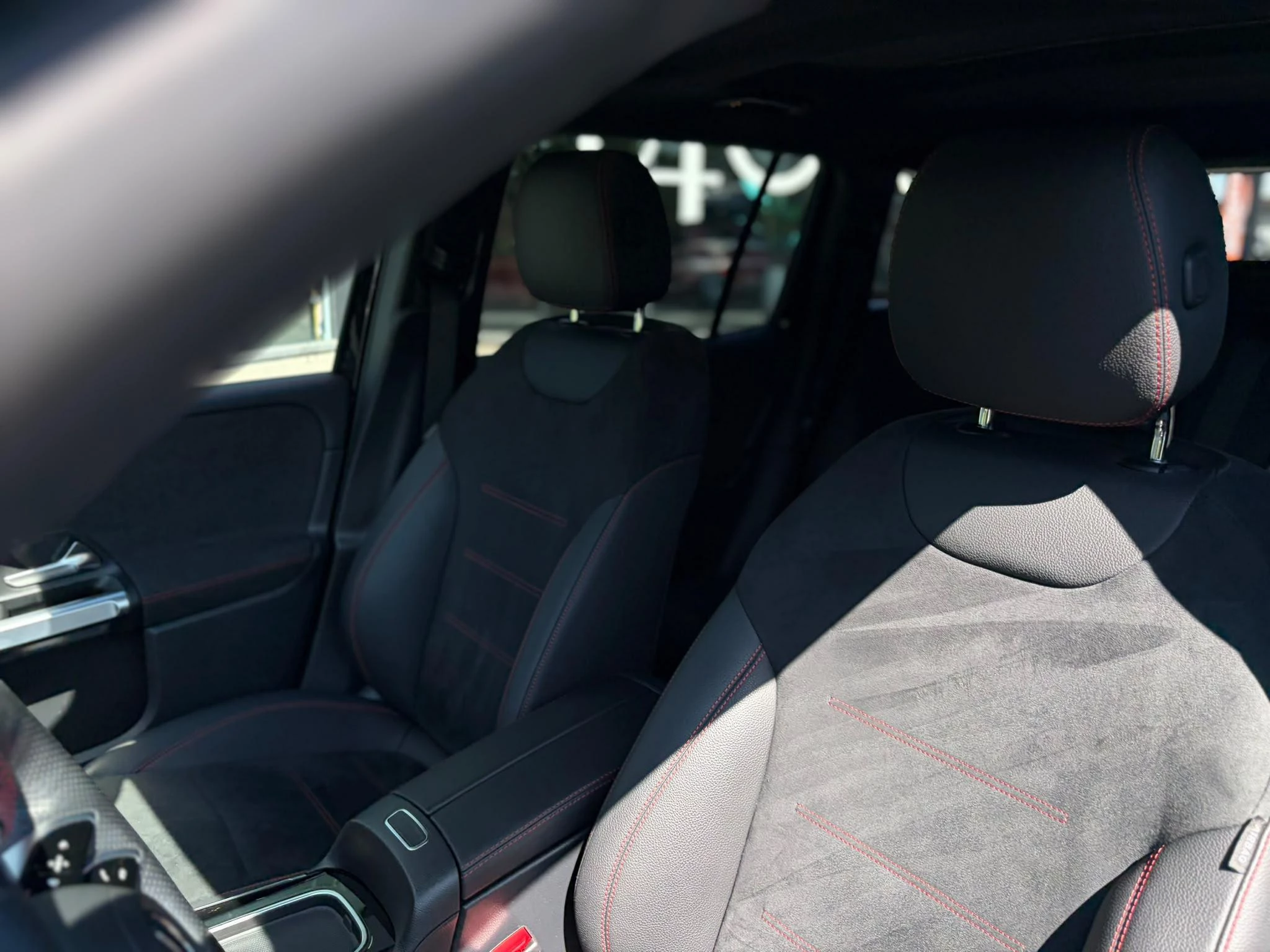 Mercedes-Benz GLB 180 AMG Line + PANO DAK + TREKHAAK + CARPLAY + SURROUND VIEW +