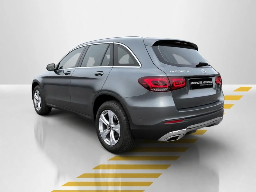 Mercedes-Benz-GLC 300 de-image-12