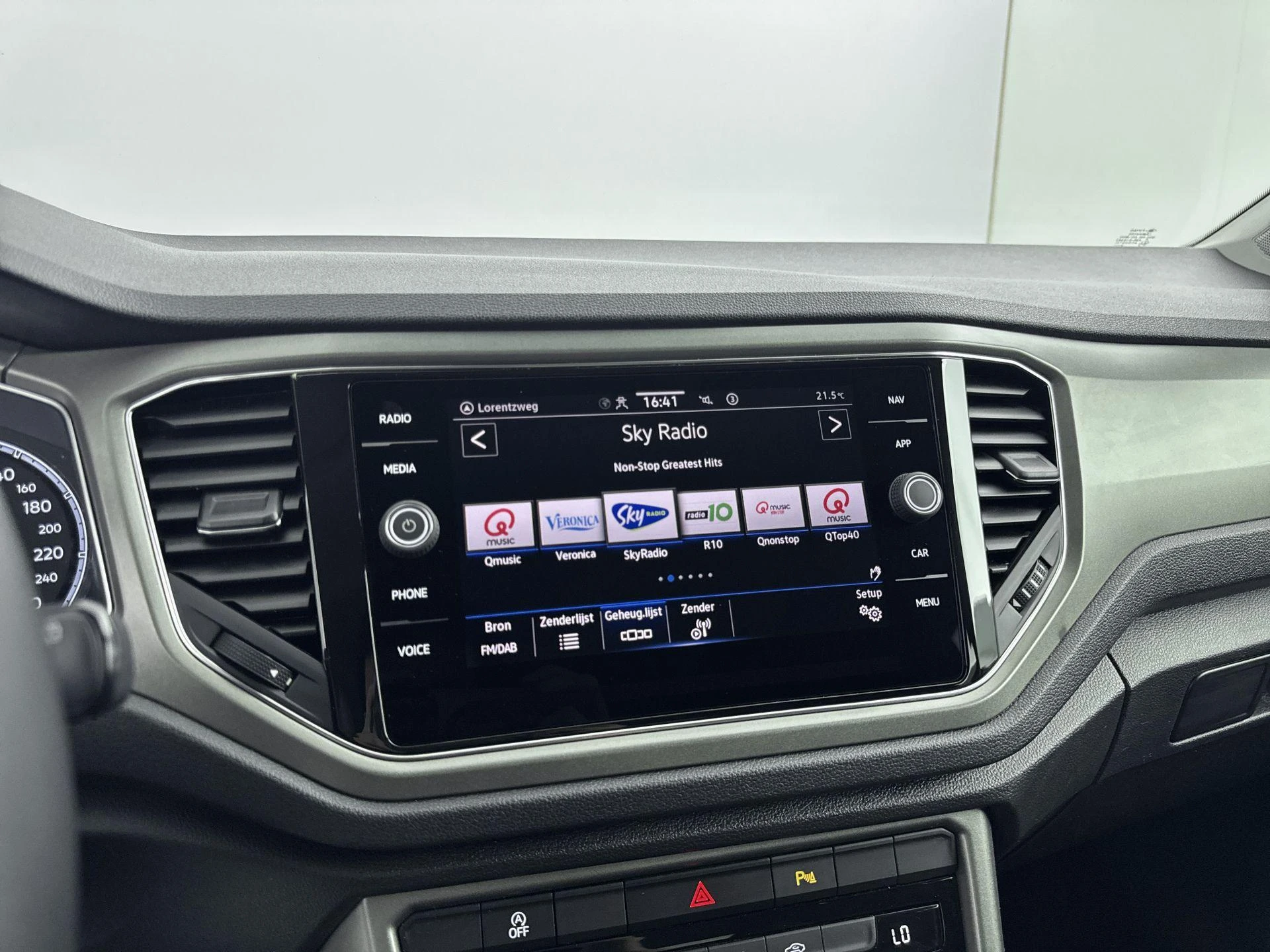 Volkswagen-T-Roc-image-6