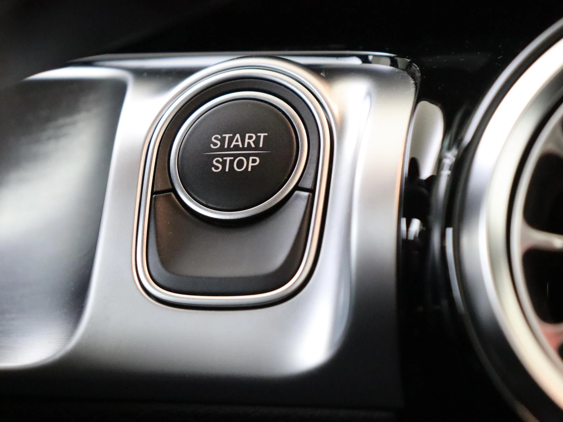 Mercedes-Benz-EQB-image-22