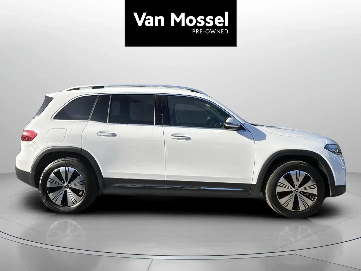 Mercedes-Benz-EQB-image-3