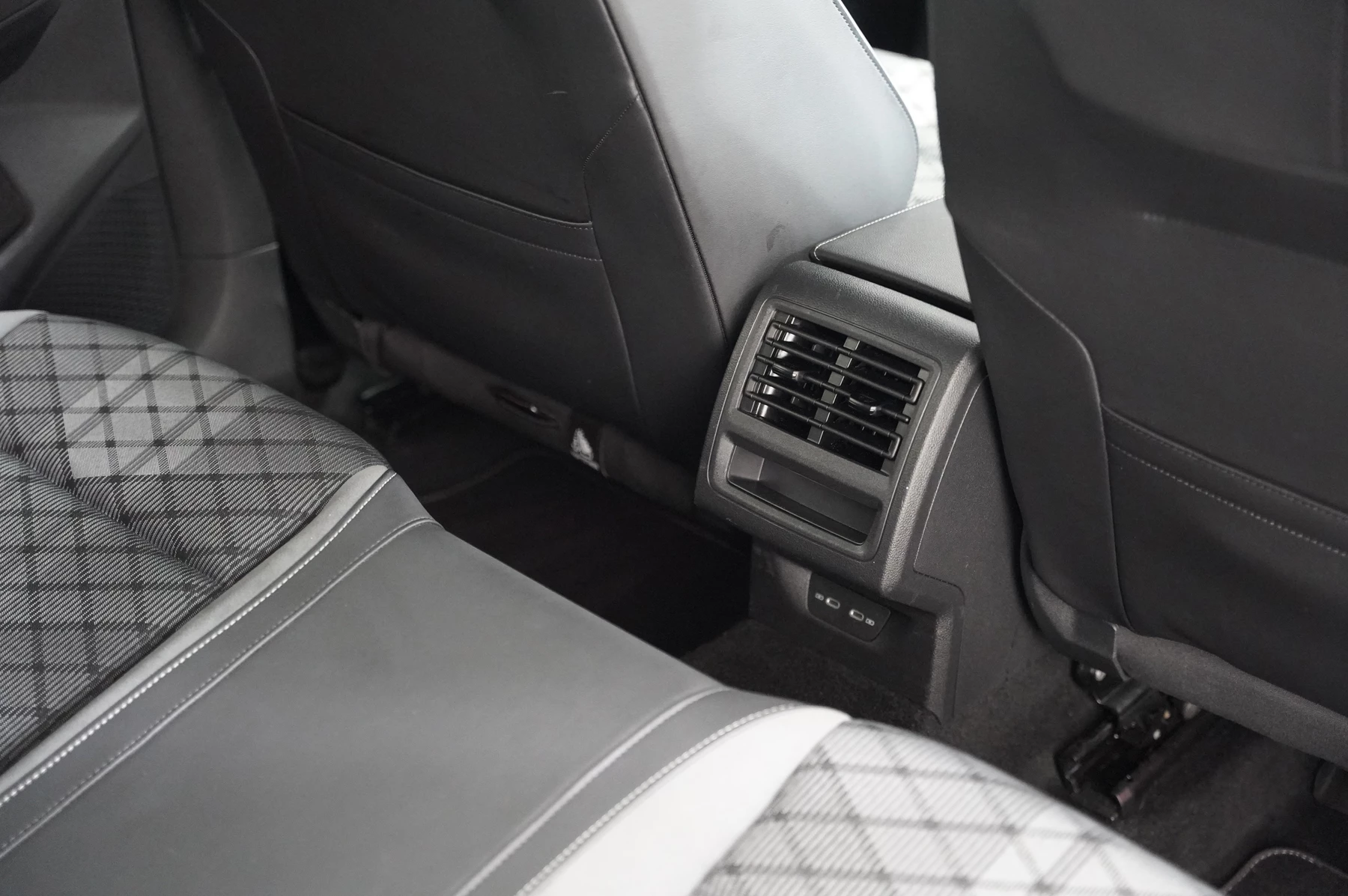 Volkswagen-Golf-image-24