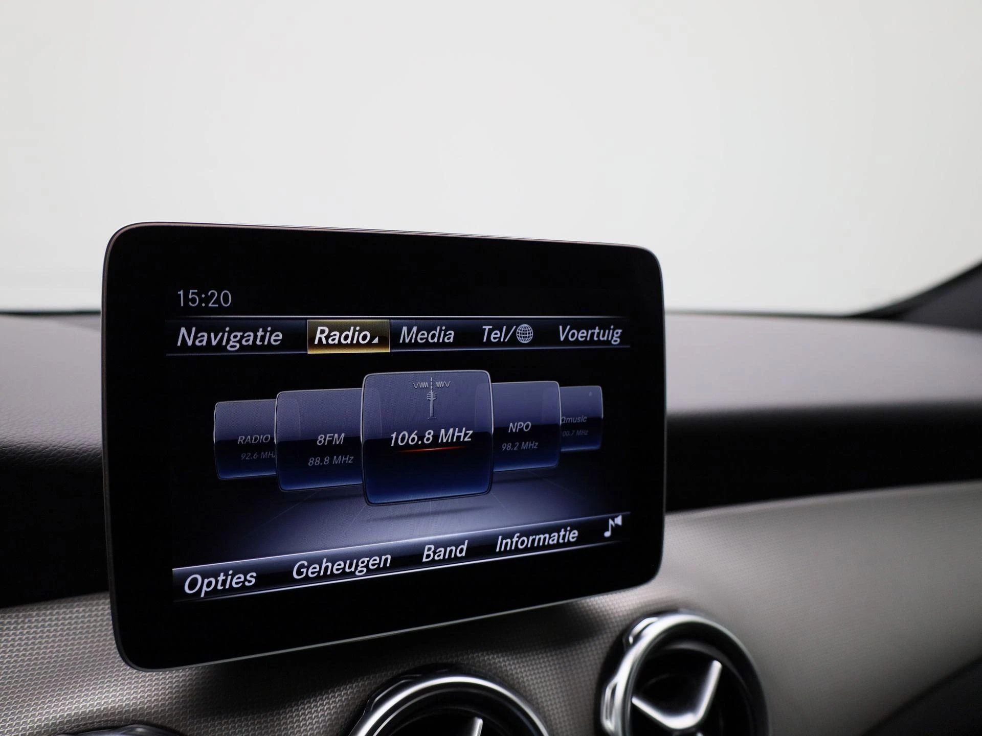 Mercedes-Benz-GLA-image-16