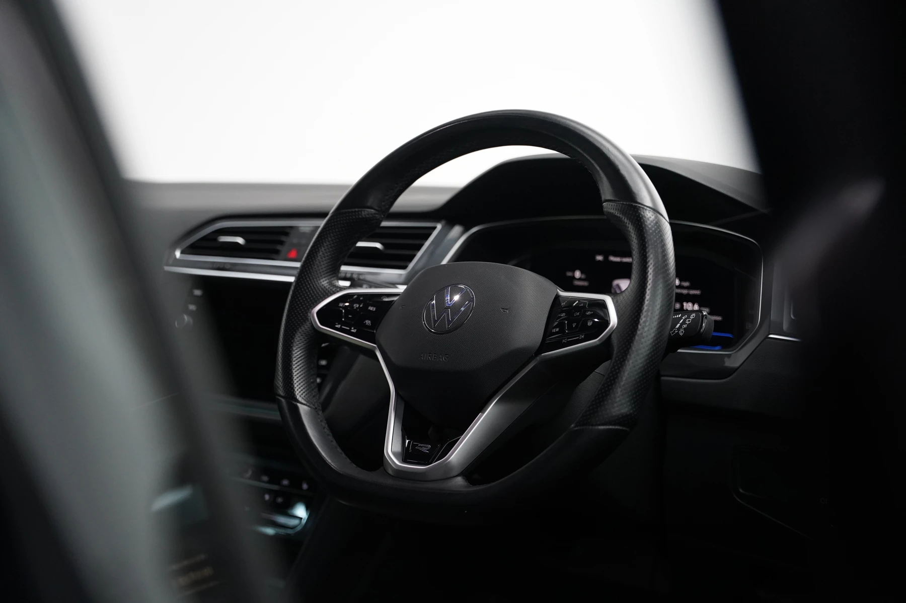 Volkswagen-Tiguan-image-17