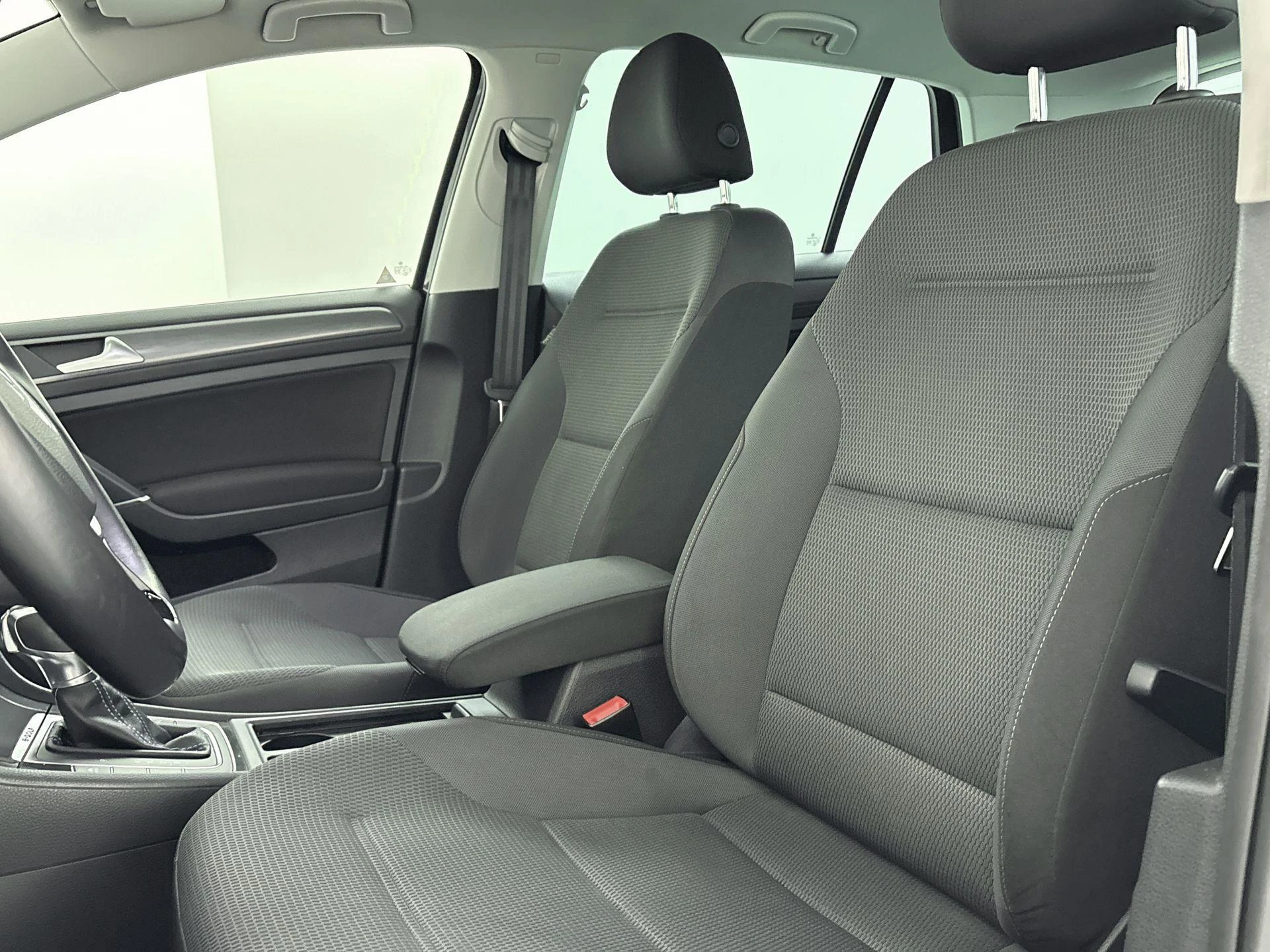 Volkswagen-e-Golf-image-16